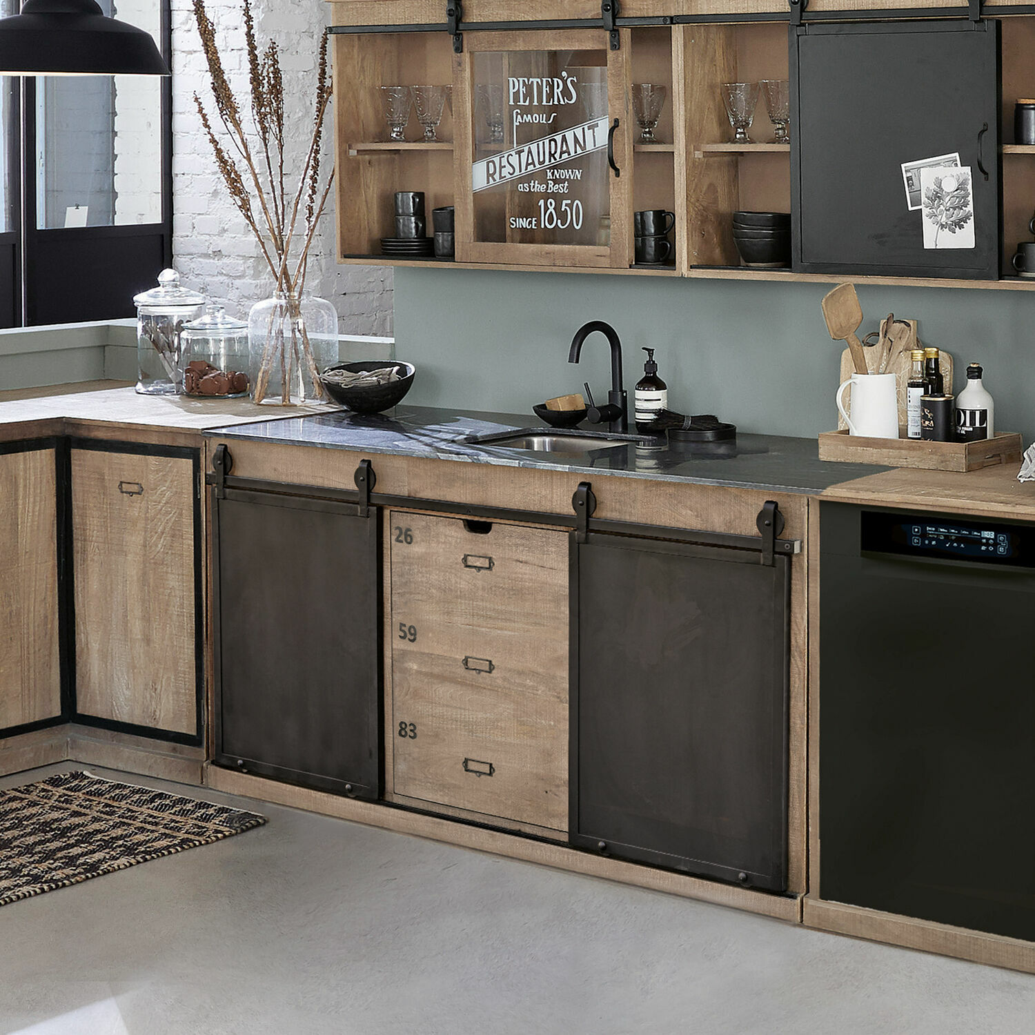 Kuchyňská dřezová skříňka Oakland Kuchyně s dřevěnými skříňkami a černými kovovými posuvnými dveřmi, moderní design