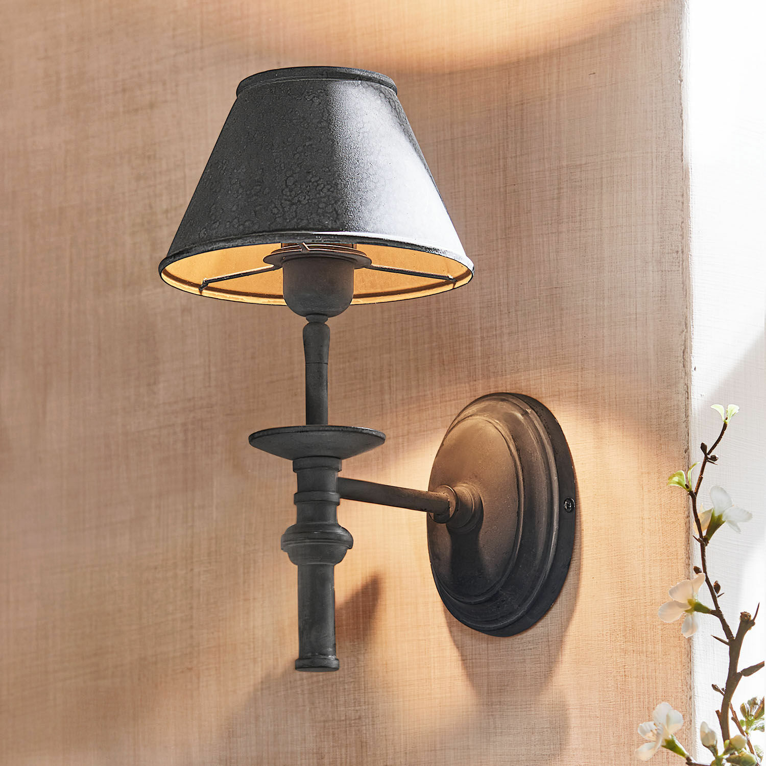 Nástěnná lampa Harolisse Černé kovové nástěnné svítidlo s vintage stínidlem pro interiérové osvětlení