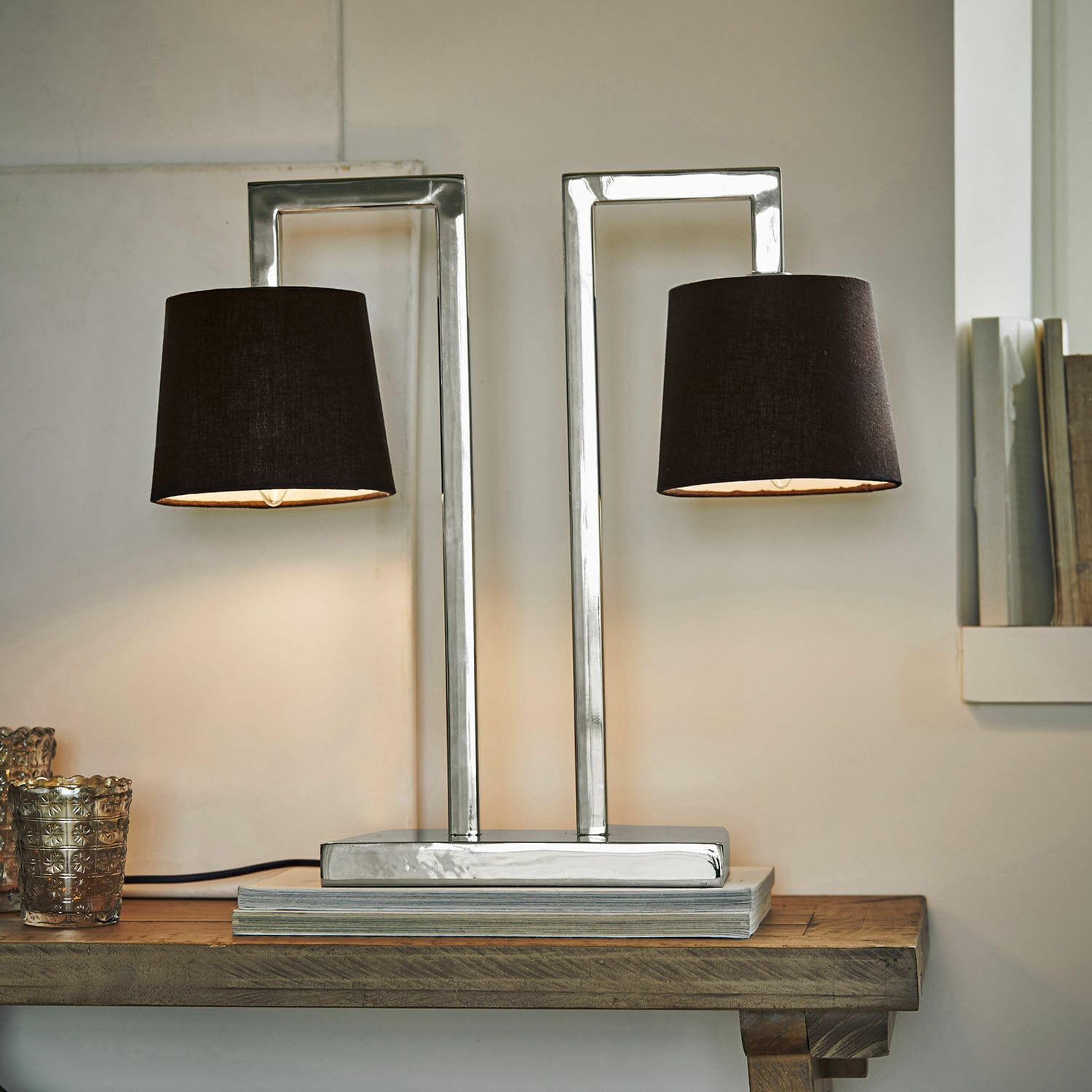 Stolní lampa St. Clair Moderní stolní lampa s kovovou základnou a dvěma černými stínidly na dřevěném stole
