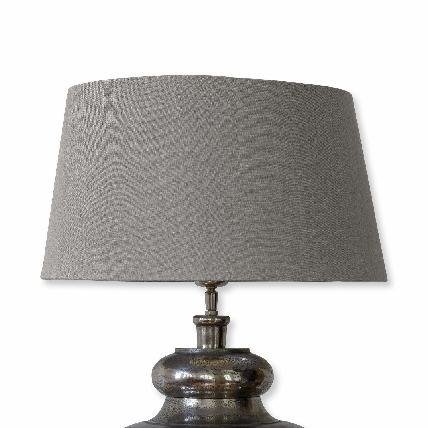 béžová Stolní lampa s kovovou základnou a stínidlem v barvě taupe, moderní design do obývacího pokoje