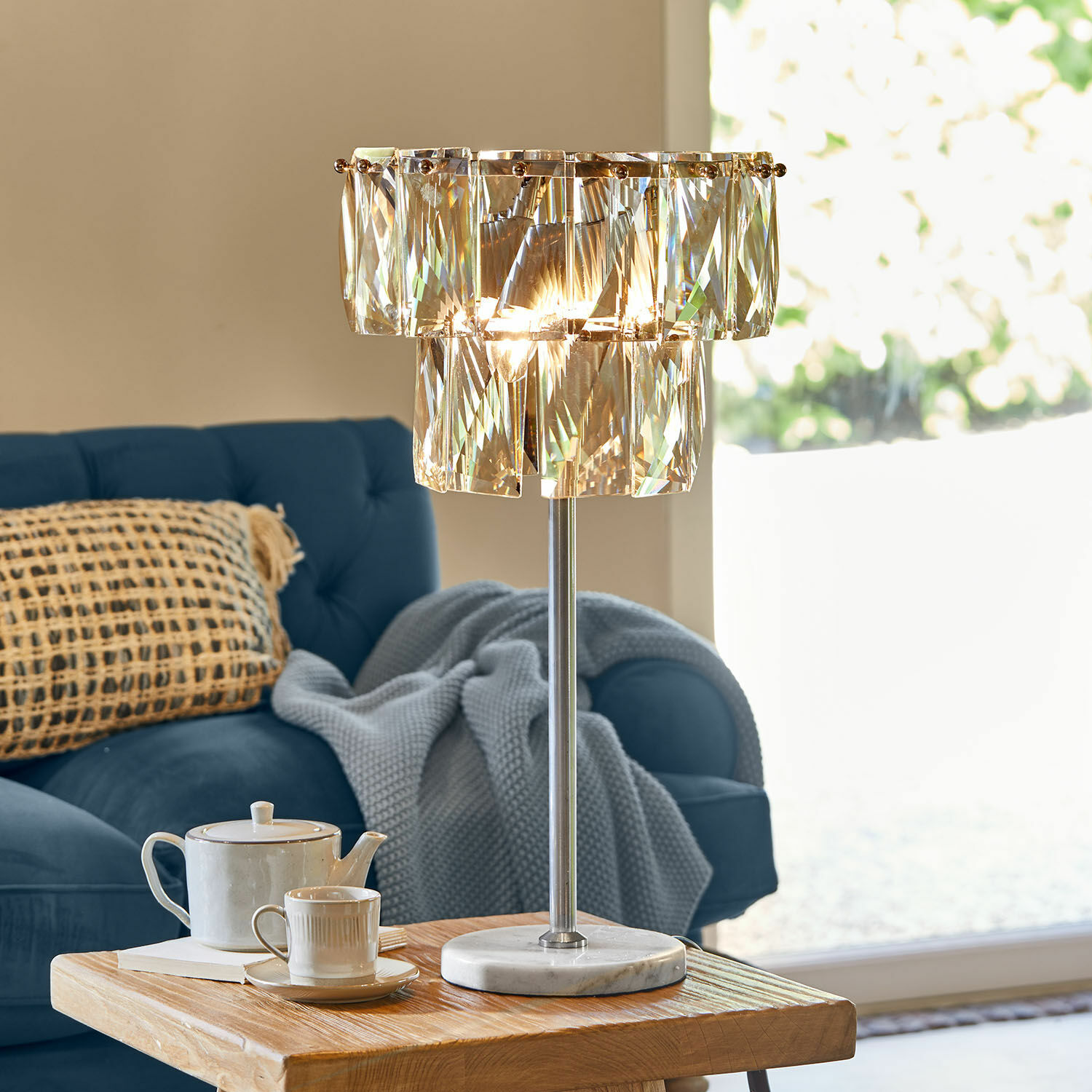 Stolní lampa Crystalford Stolní lampa s křišťálovými prvky a mramorovým podstavcem v moderním obývacím pokoji
