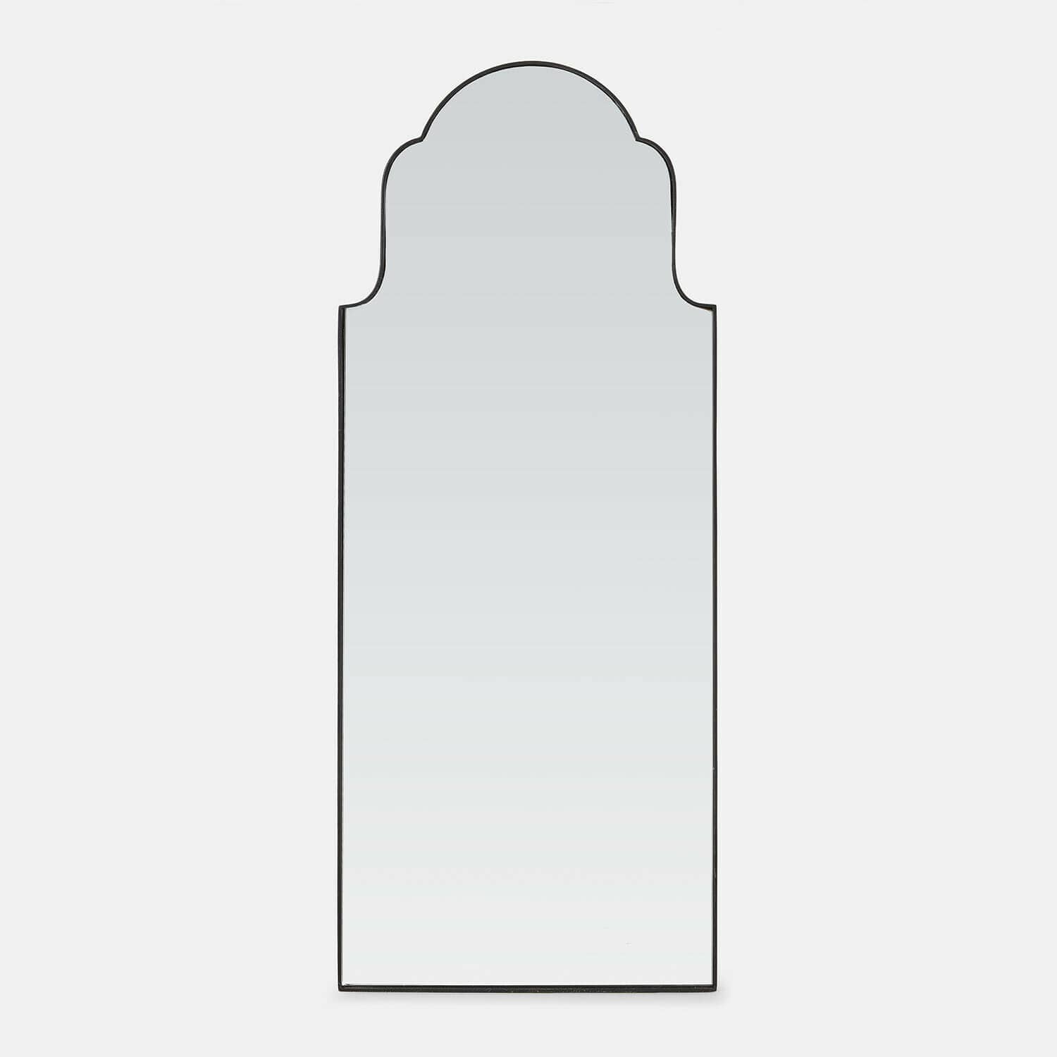 Zrcadlo Tavreen Vysoké zrcadlo s černým kovovým rámem a ozdobným tvarem, moderní design do interiéru