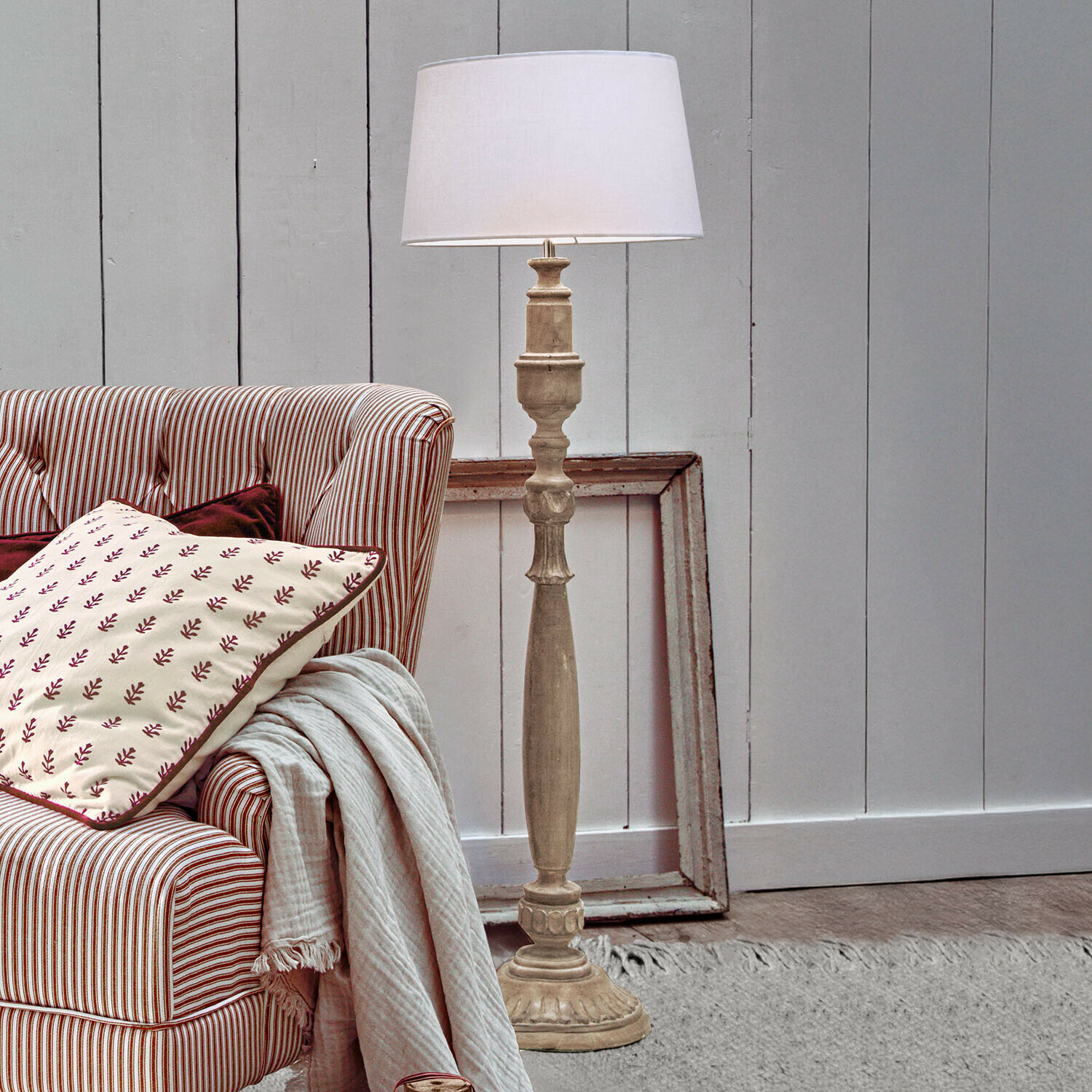Stojací lampa Wynleigh Stojací lampa ze světlého dřeva s bílým stínidlem, klasický design do obývacího pokoje
