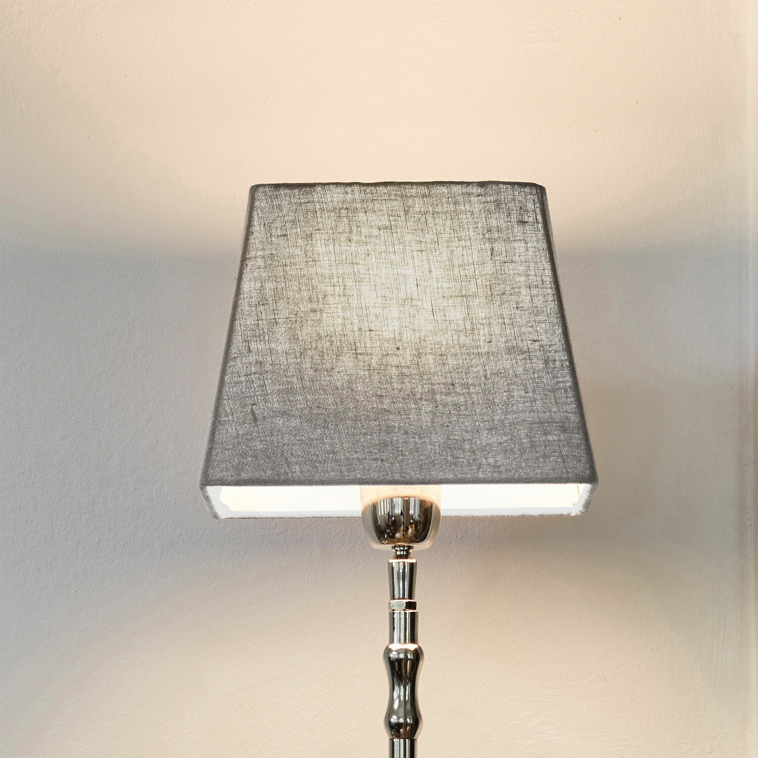 Stínítko lampy Linderas Stolní lampa s kovovým stojanem a šedým textilním stínidlem, moderní osvětlení interiéru