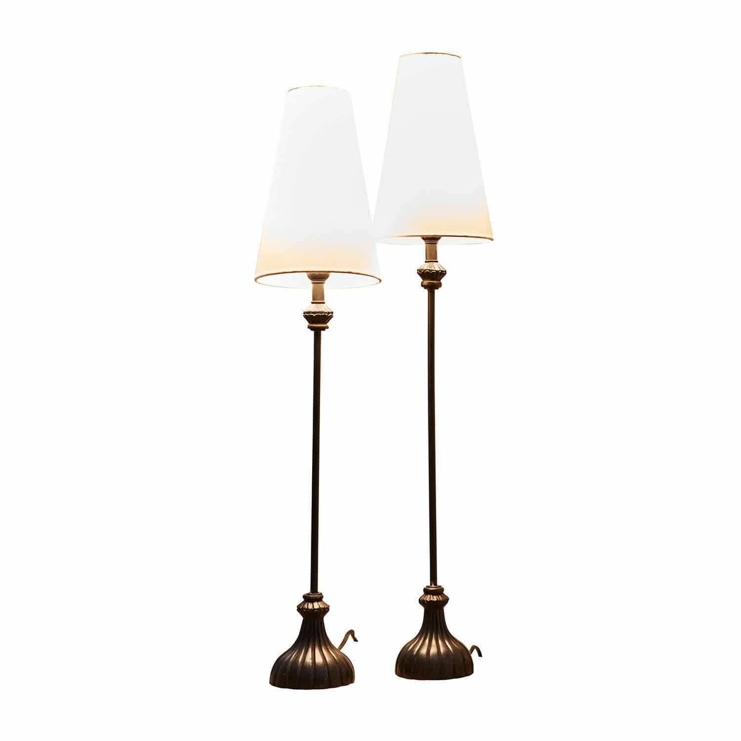 Stolní lampy, 2dílná sada Ambrosse Dvojice stojacích lamp s hnědou kovovou základnou a bílými stínidly, interiérové osvětlení