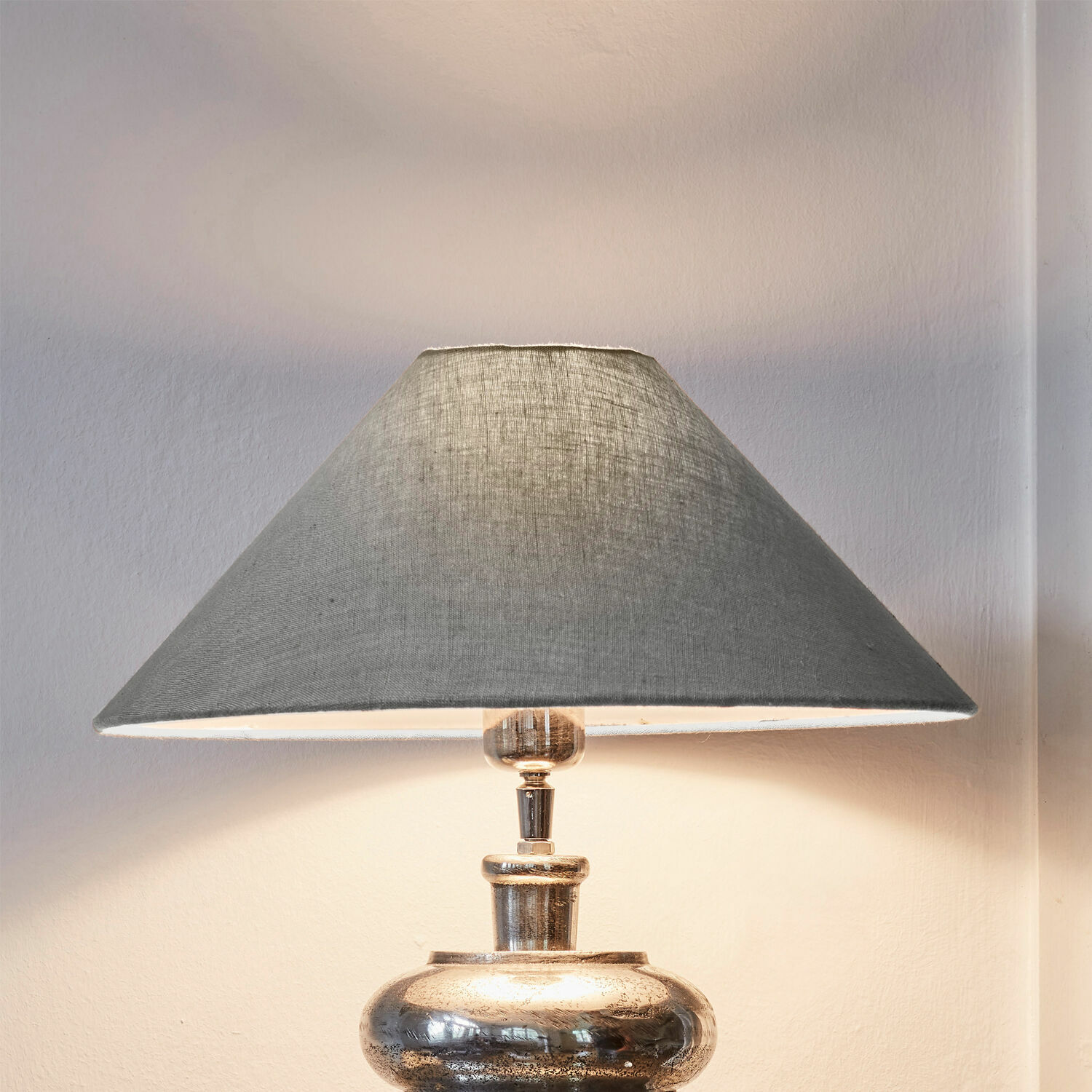 Stínítko lampy Emmera Stolní lampa s kovovým podstavcem a šedým lněným stínidlem pro interiérovou dekoraci