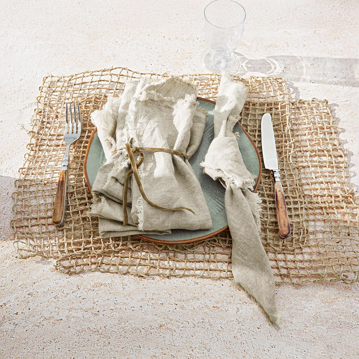 Prostírání, 2dílná sada Xaintieux Sada přírodních lněných ubrousků s kroužky na zeleném talíři s proutěnou podložkou a příbory