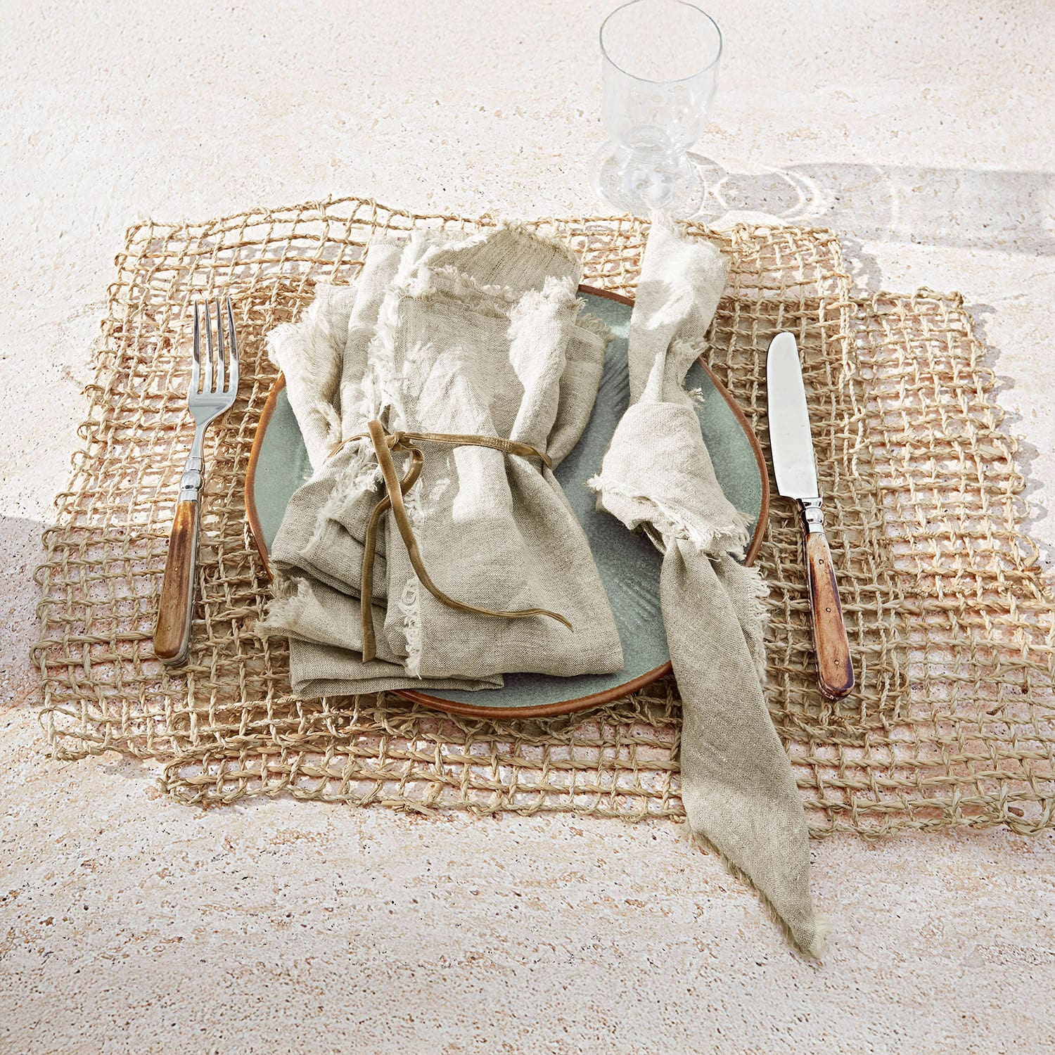 Prostírání, 2dílná sada Xaintieux Sada přírodních lněných ubrousků s kroužky na zeleném talíři s proutěnou podložkou a příbory