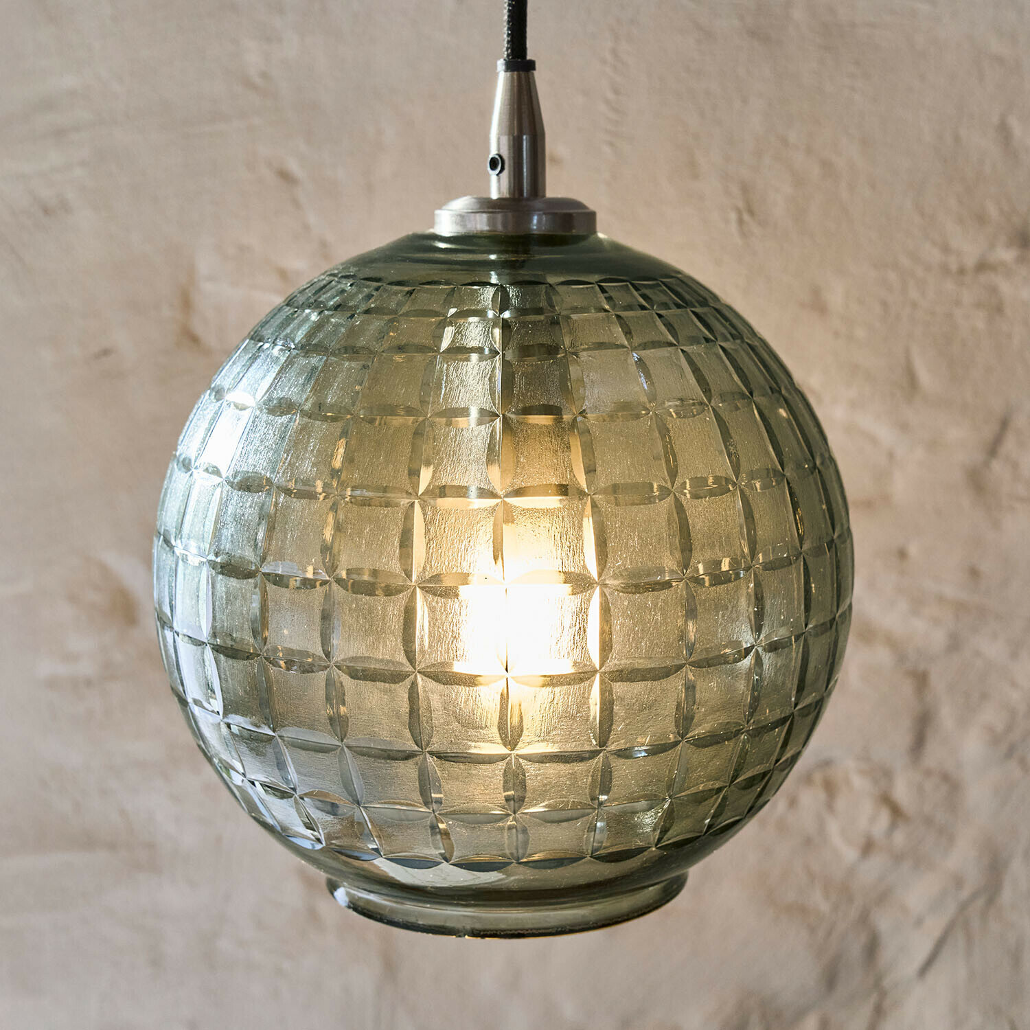 Závěsná lampa Lunémis Závěsná lampa ze zeleného strukturovaného skla ve tvaru koule, moderní interiérové osvětlení