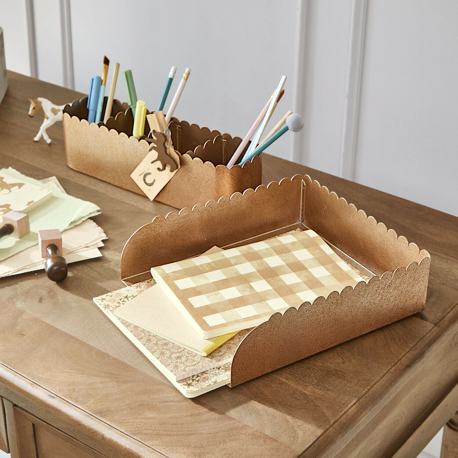 Hnědý kovový organizér na stůl s vlnitými okraji pro uložení psacích potřeb a poznámek