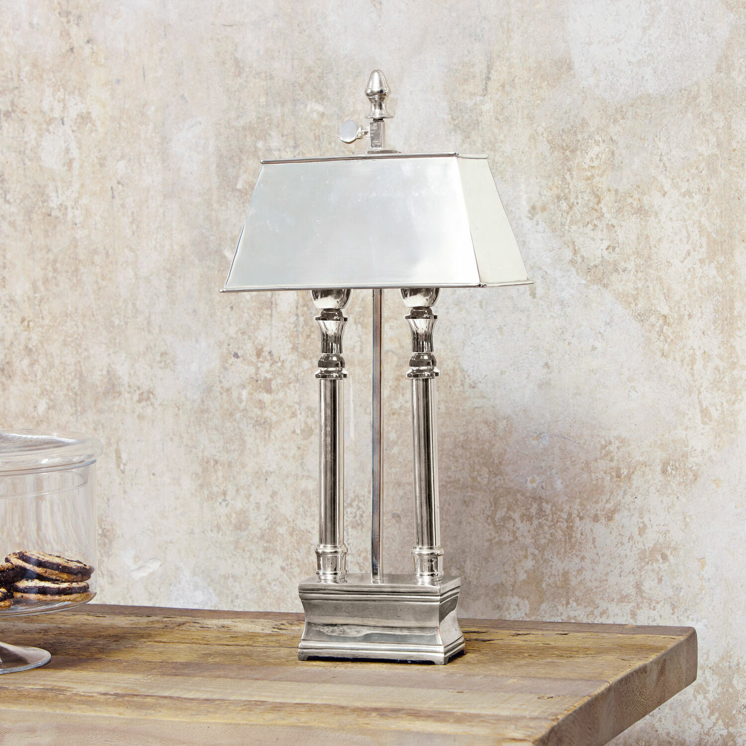 Stolní lampa Pantin Elegantní stříbrná stolní lampa z kovu s obdélníkovým stínidlem na dřevěném stole