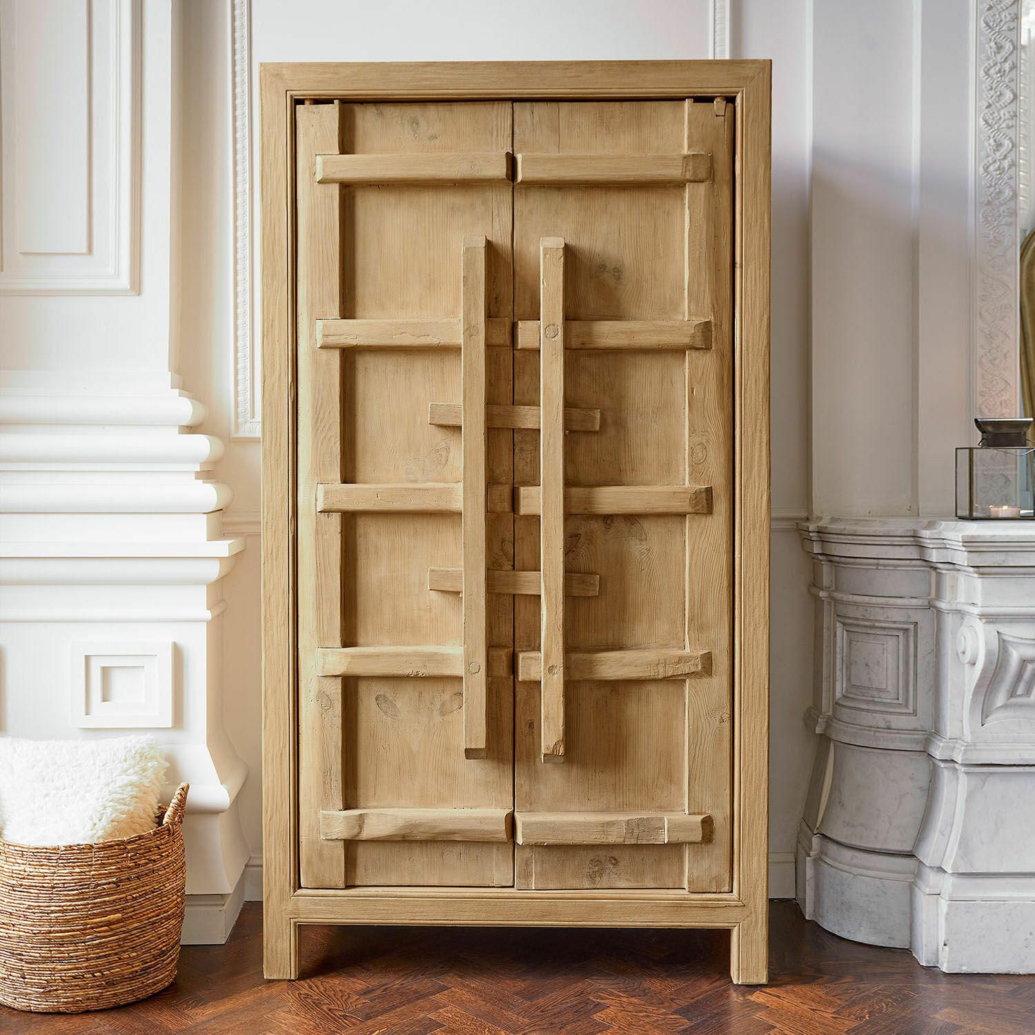 Skříň Trésorique Skříň z přírodního dřeva s dekorativními úchyty, elegantní nábytek do obývacího pokoje