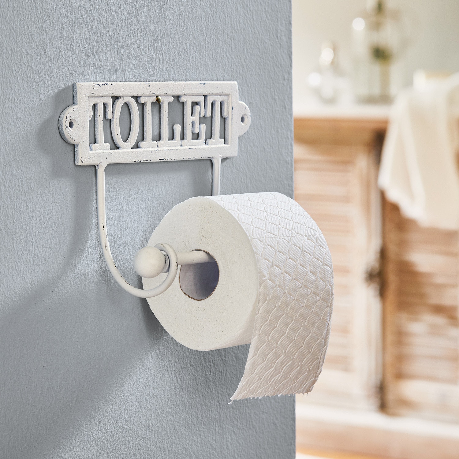 Držák na toaletní papír Miramas Bílý kovový držák toaletního papíru s nápisem TOILET do koupelny ve vintage stylu