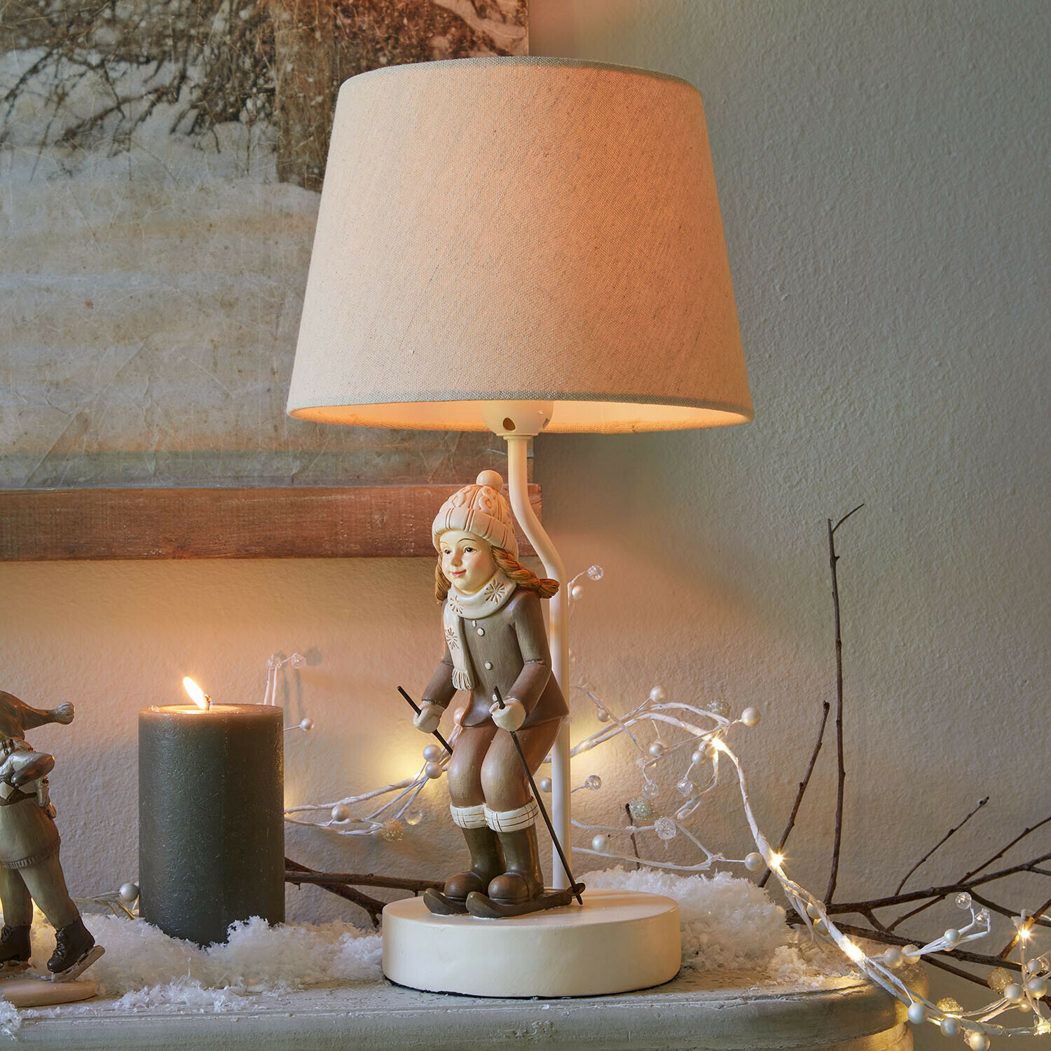 Stolní lampa Avirae Stolní lampa s figurkou lyžaře v béžové barvě a látkovým stínidlem, zimní dekorace