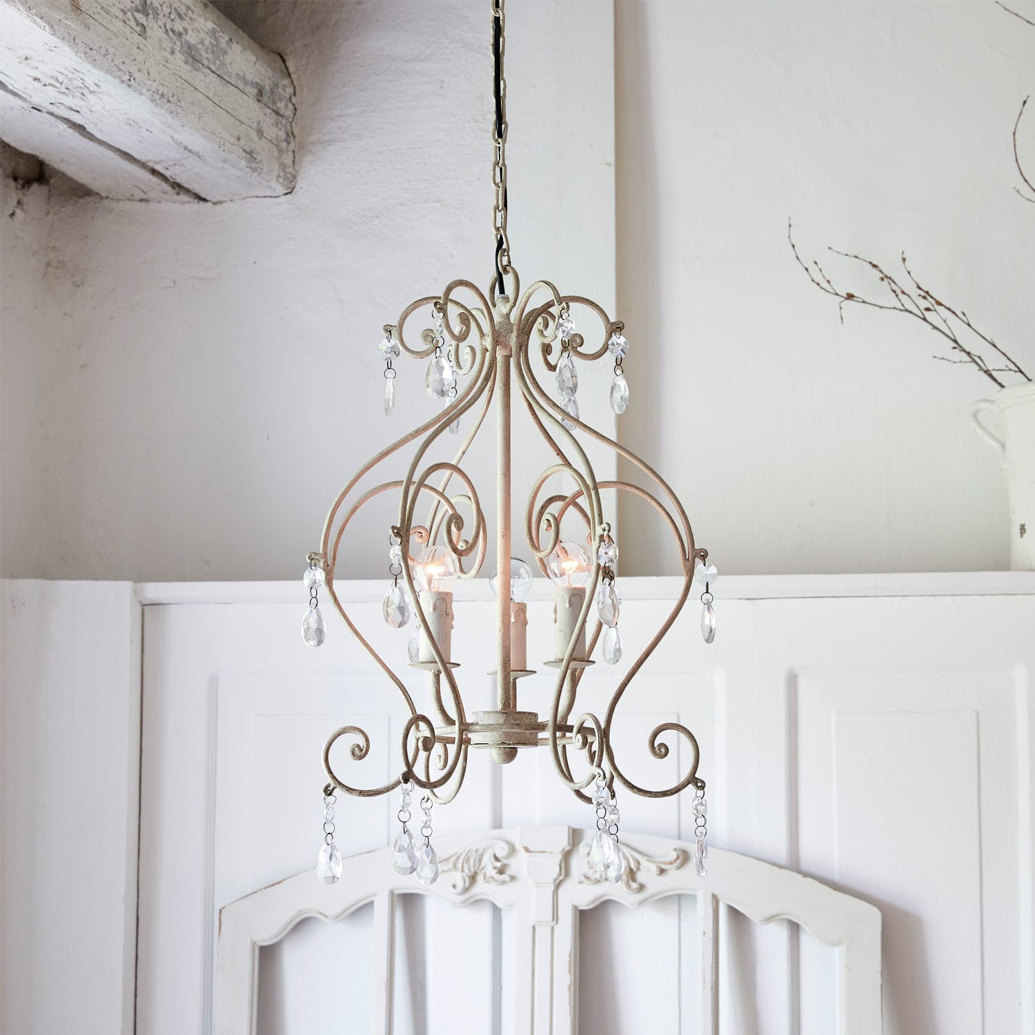 Lustr Manor Vintage kovový lustr v béžové barvě s krystalovými přívěsky do obývacího pokoje