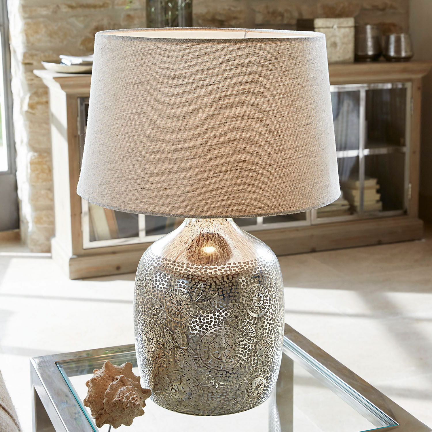 Stolní lampa Leonarda Stolní lampa se stříbrnou kovovou základnou a béžovým stínidlem do obývacího pokoje