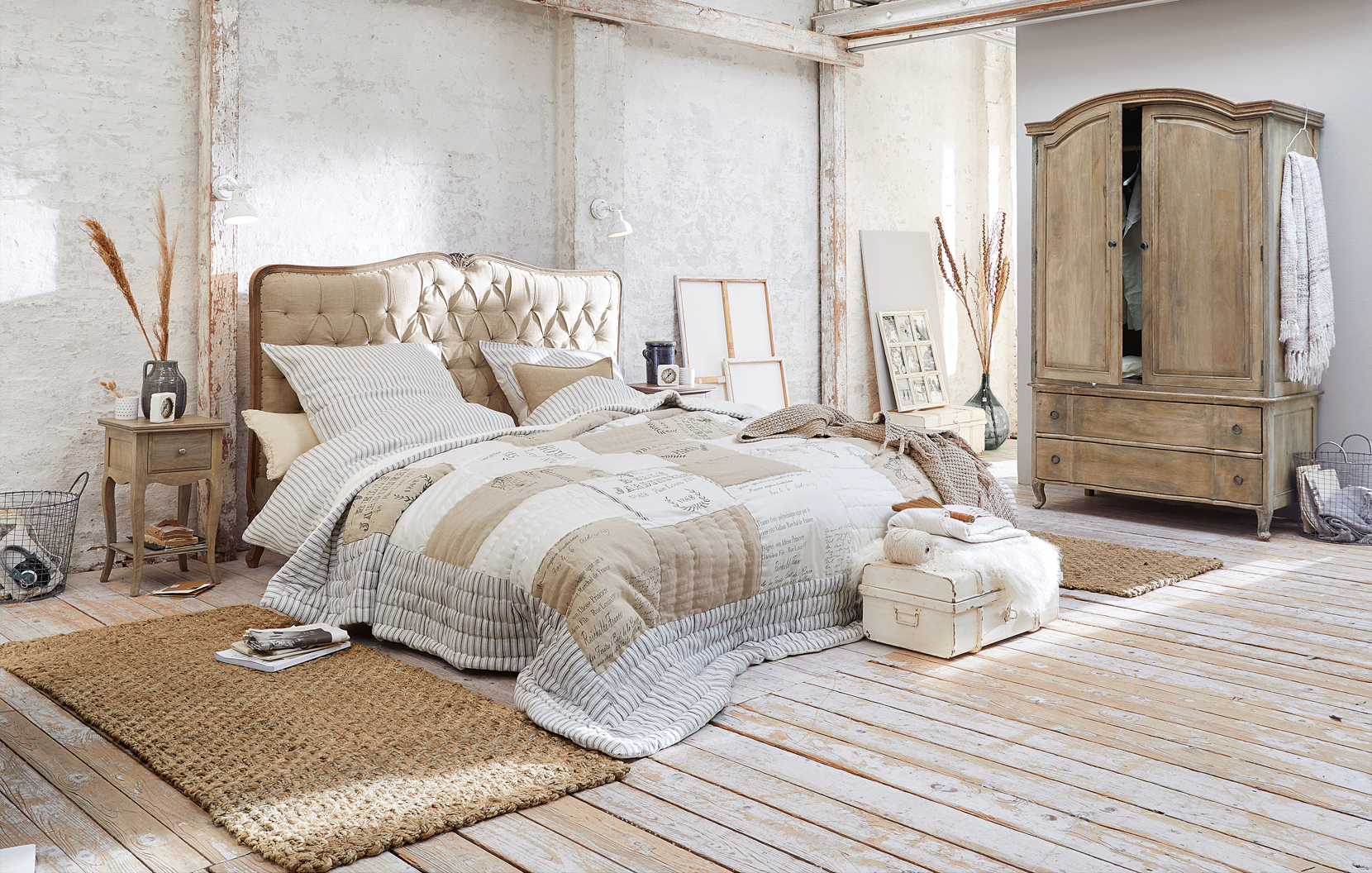 Pohodlná ložnice ve stylu shabby chic s béžovou čalouněnou postelí a dřevěnou skříní