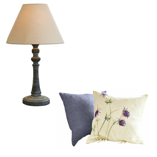Stolní lampa s béžovým stínidlem a dvě dekorativní lněné polštáře v šedé a krémové barvě s květinovým motivem