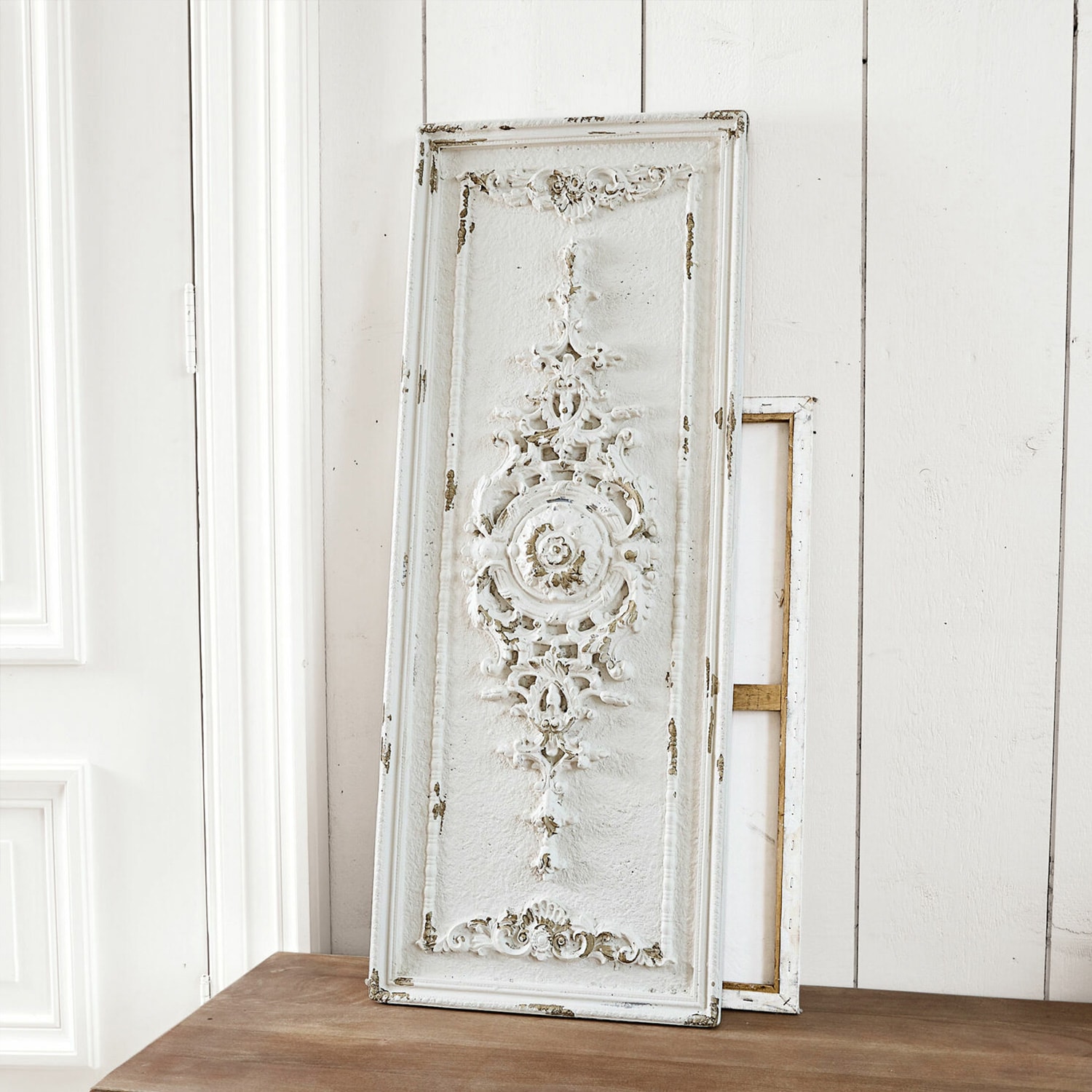 Bílý dekorativní dřevěný panel s vintage ornamentem pro interiérovou výzdobu