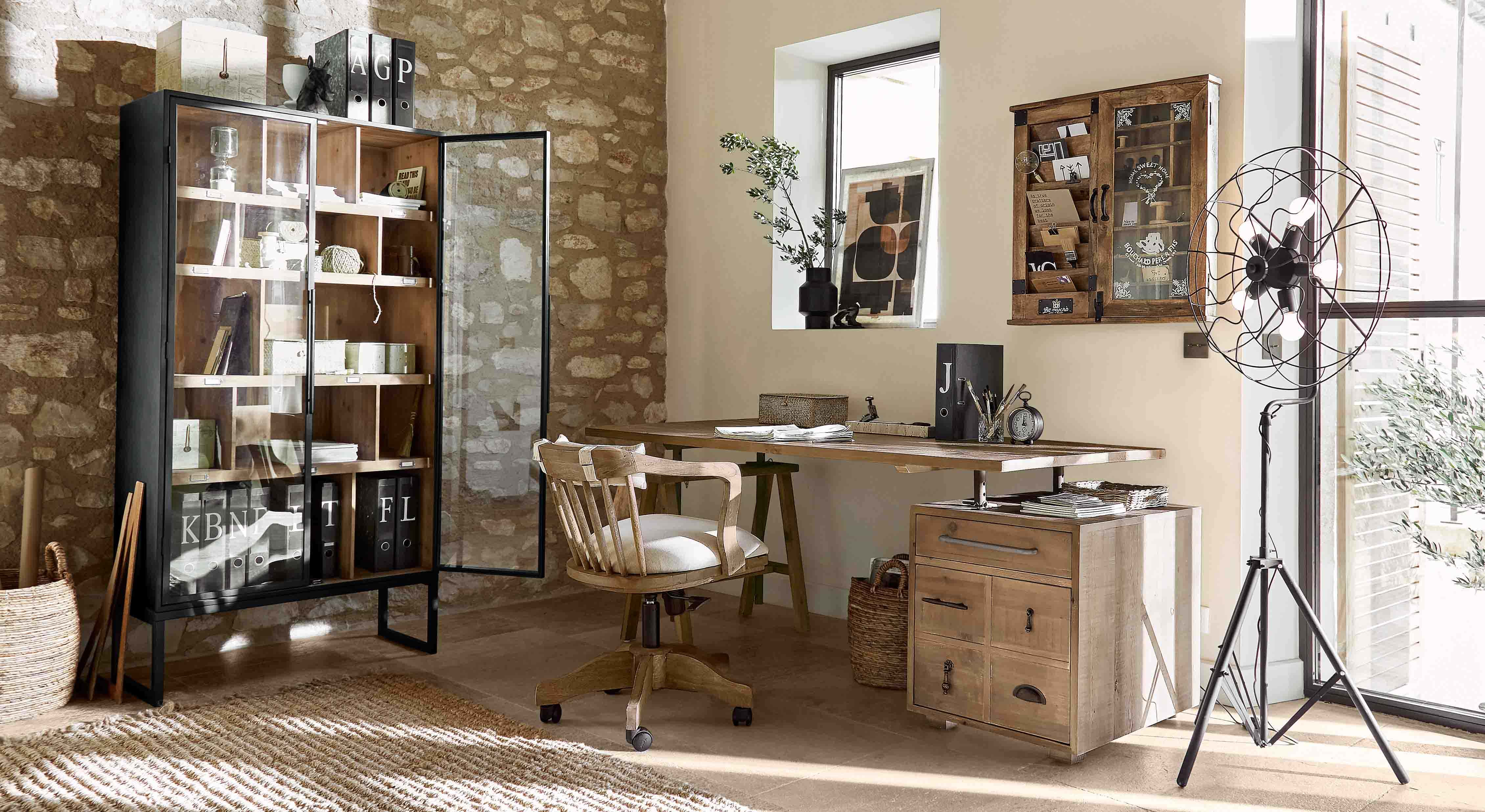 Příjemná kancelář s dřevěným stolem, otočnou židlí a dřevěnou skříňkou v přírodní barvě