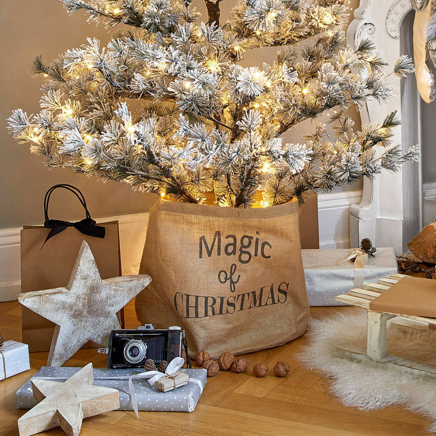 Odkládací koš Magic Umělý zasněžený vánoční stromek v jutovém obalu s nápisem Magic of Christmas a vánoční dekorace