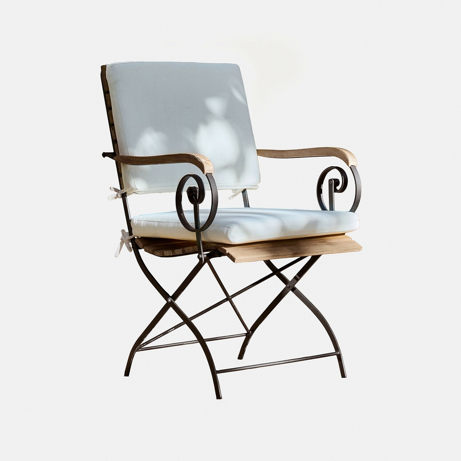 Zahradní židle s kovovým rámem, dřevěnými područkami a světle modkým polstrováním, zahradní nábytek