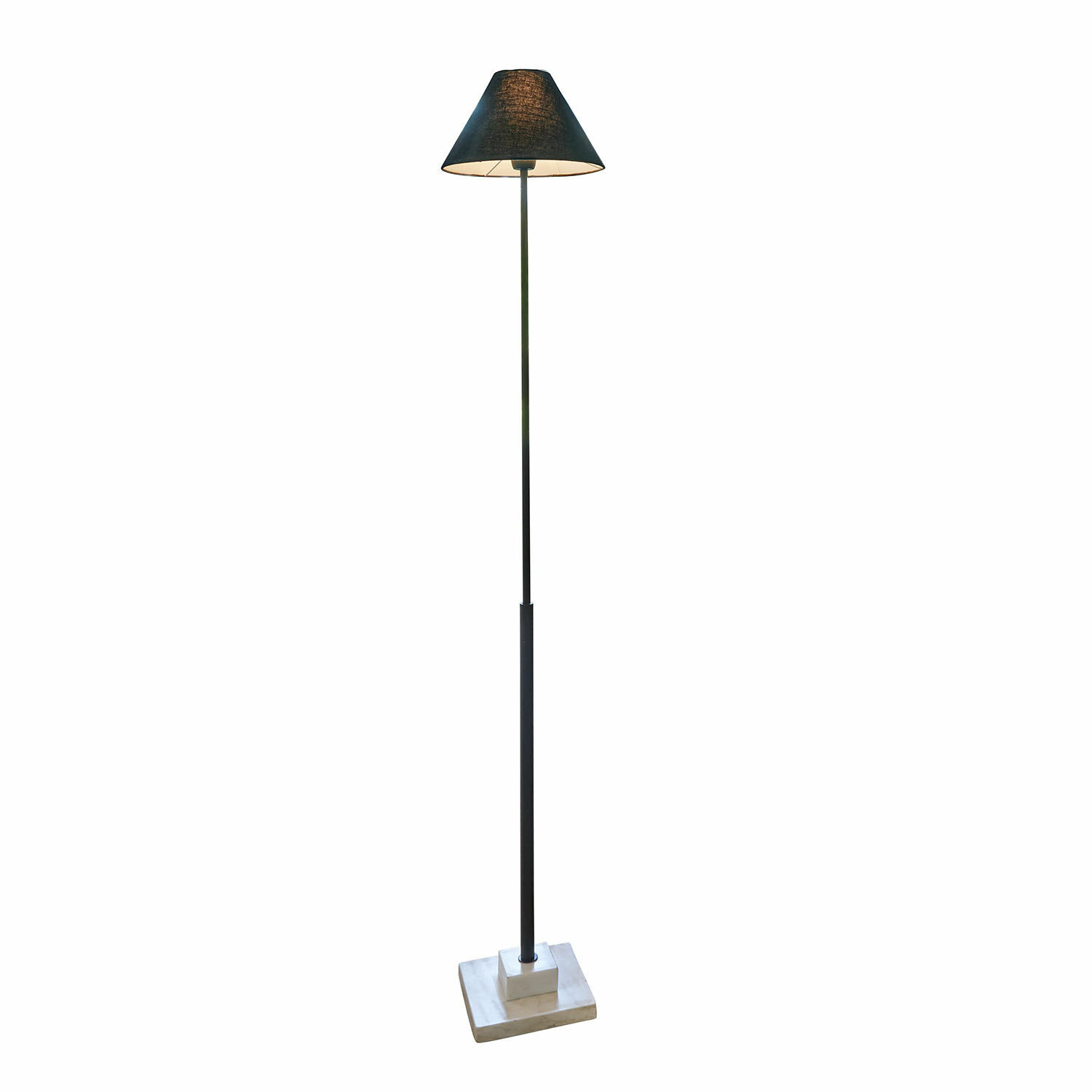 Stojací lampa Orvienne Černá stojací lampa s látkovým stínidlem a mramorovým podstavcem do obývacího pokoje