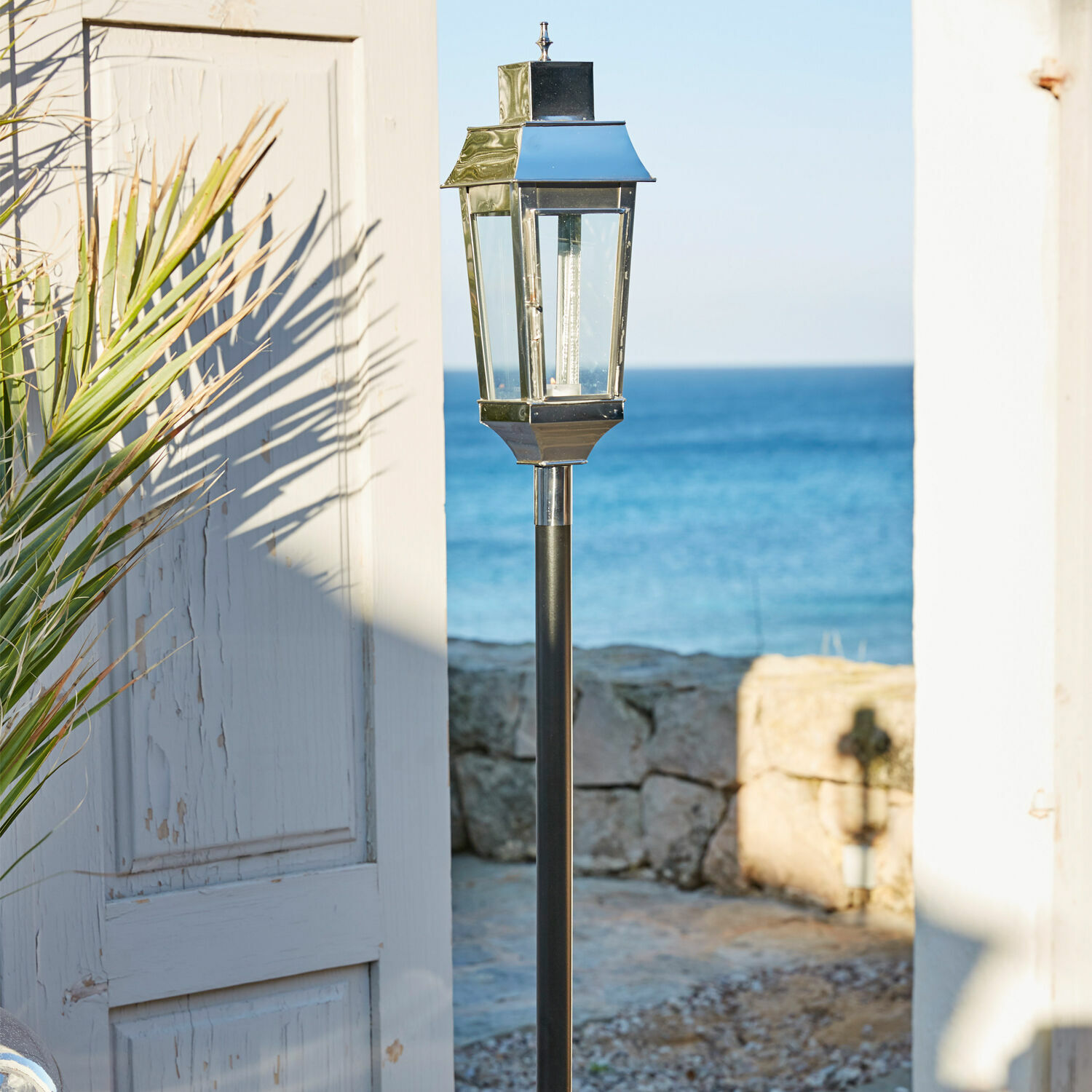 Zahradní lucerna z nerezové oceli v černé a stříbrné barvě pro venkovní osvětlení