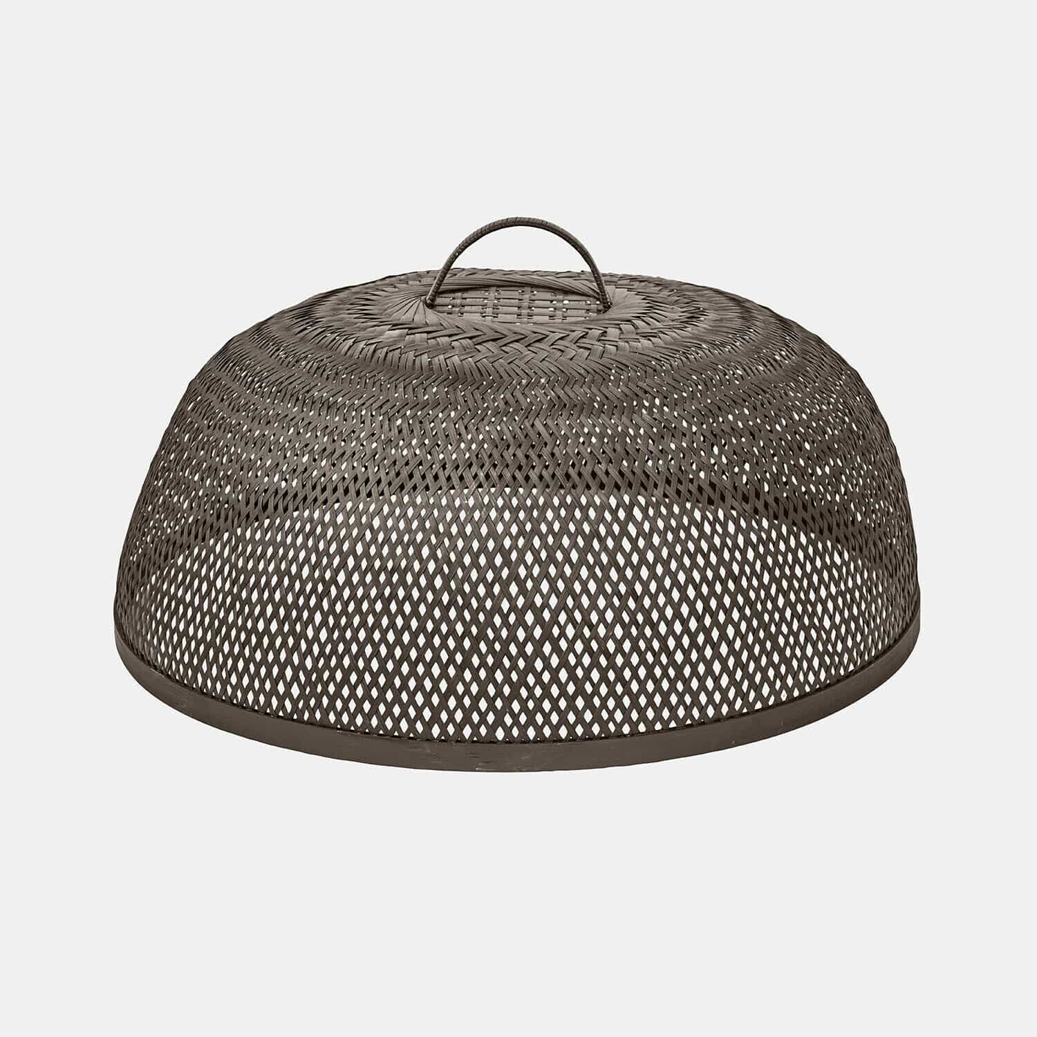 Hnědý poklop z pleteného ratanu s rukojetí, ochrana jídla pro venkovní použití