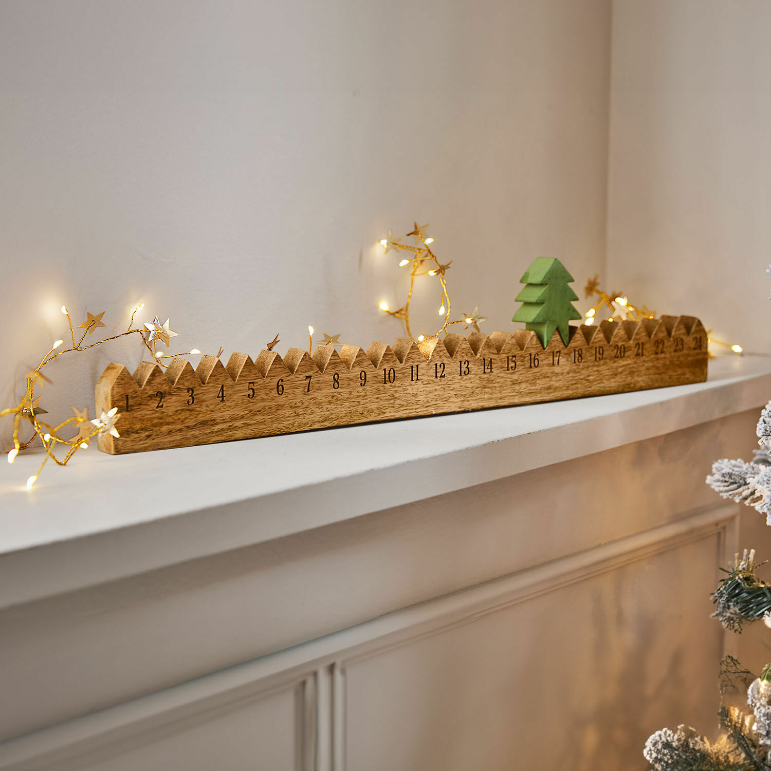 Adventní kalendář Ciloren Dřevěný adventní kalendář se zeleným stromkem a LED světýlky na bílé polici, vánoční dekorace