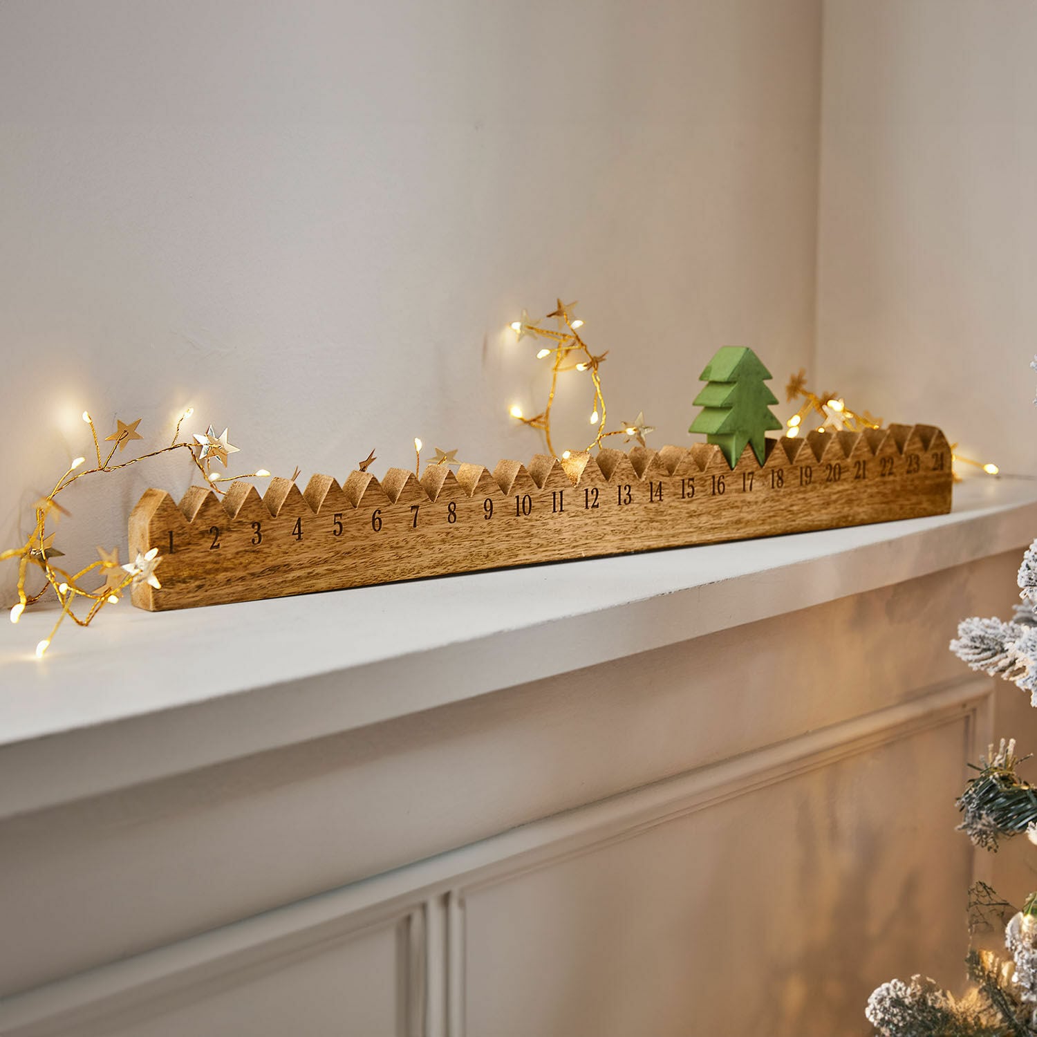 Adventní kalendář Ciloren Dřevěný adventní kalendář se zeleným stromkem a LED světýlky na bílé polici, vánoční dekorace