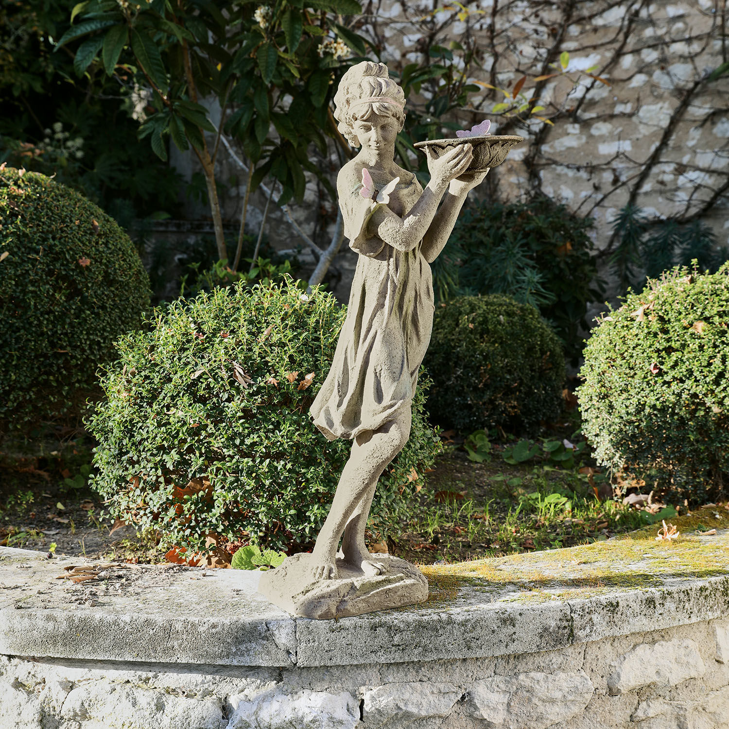 Socha Malia Kamenná socha dívky s miskou a motýly v zahradě jako dekorace venkovního prostoru