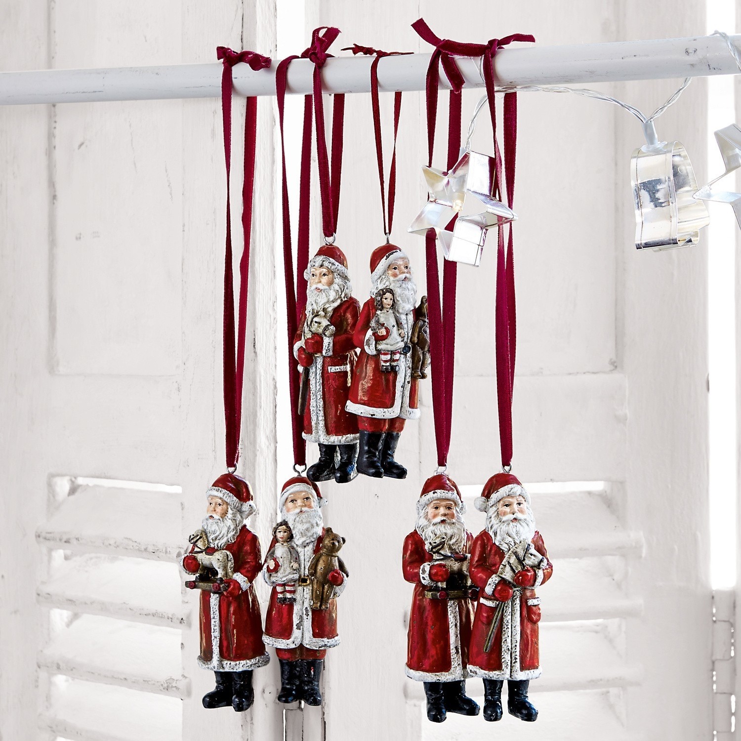 Santa Claus, 6dílná sada Corvin Sada červených vánočních ozdob Santa Claus z materiálu zavěšených na bordó stuhách, vánoční dekorace