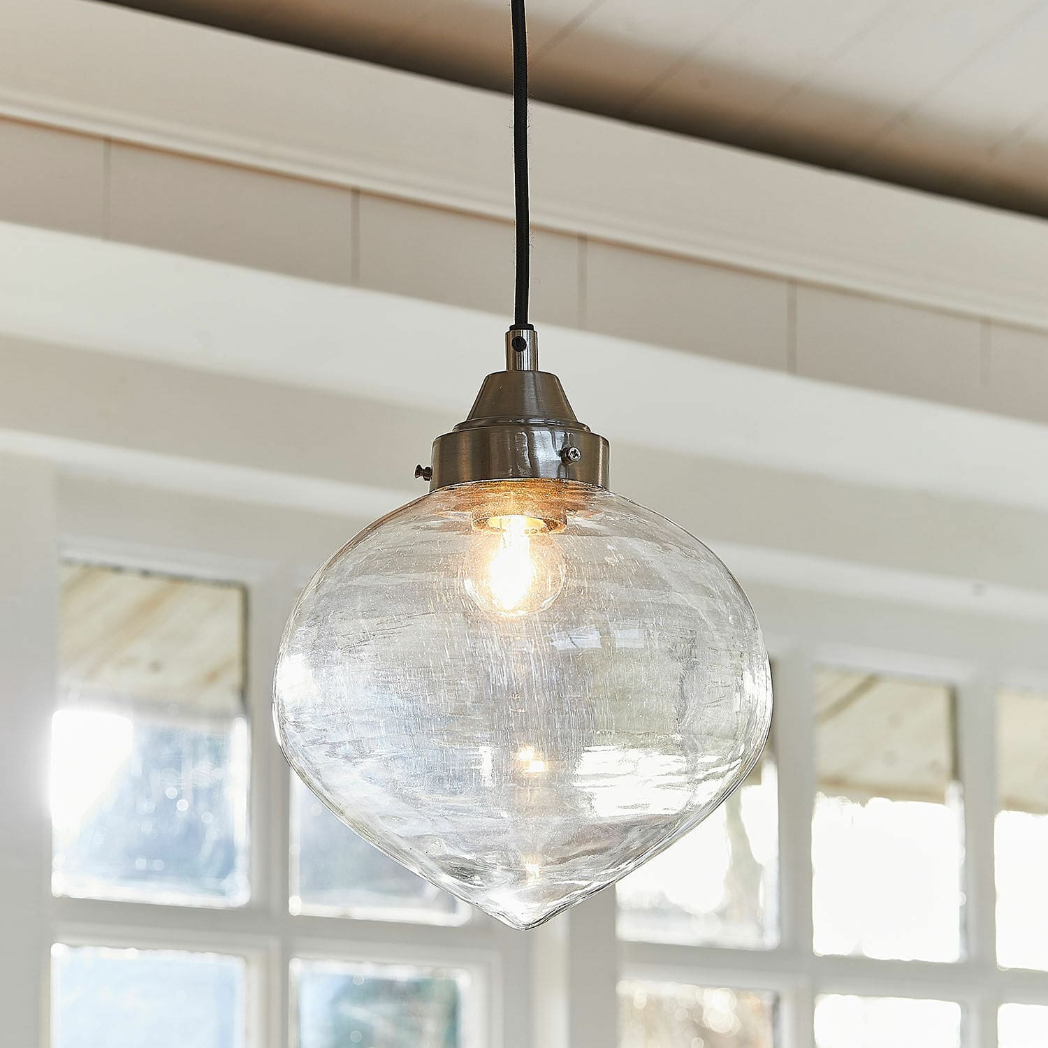 Závěsná lampa Lunariello Závěsná skleněná lampa s kovovým stříbrným držákem, moderní osvětlení do obývacího pokoje