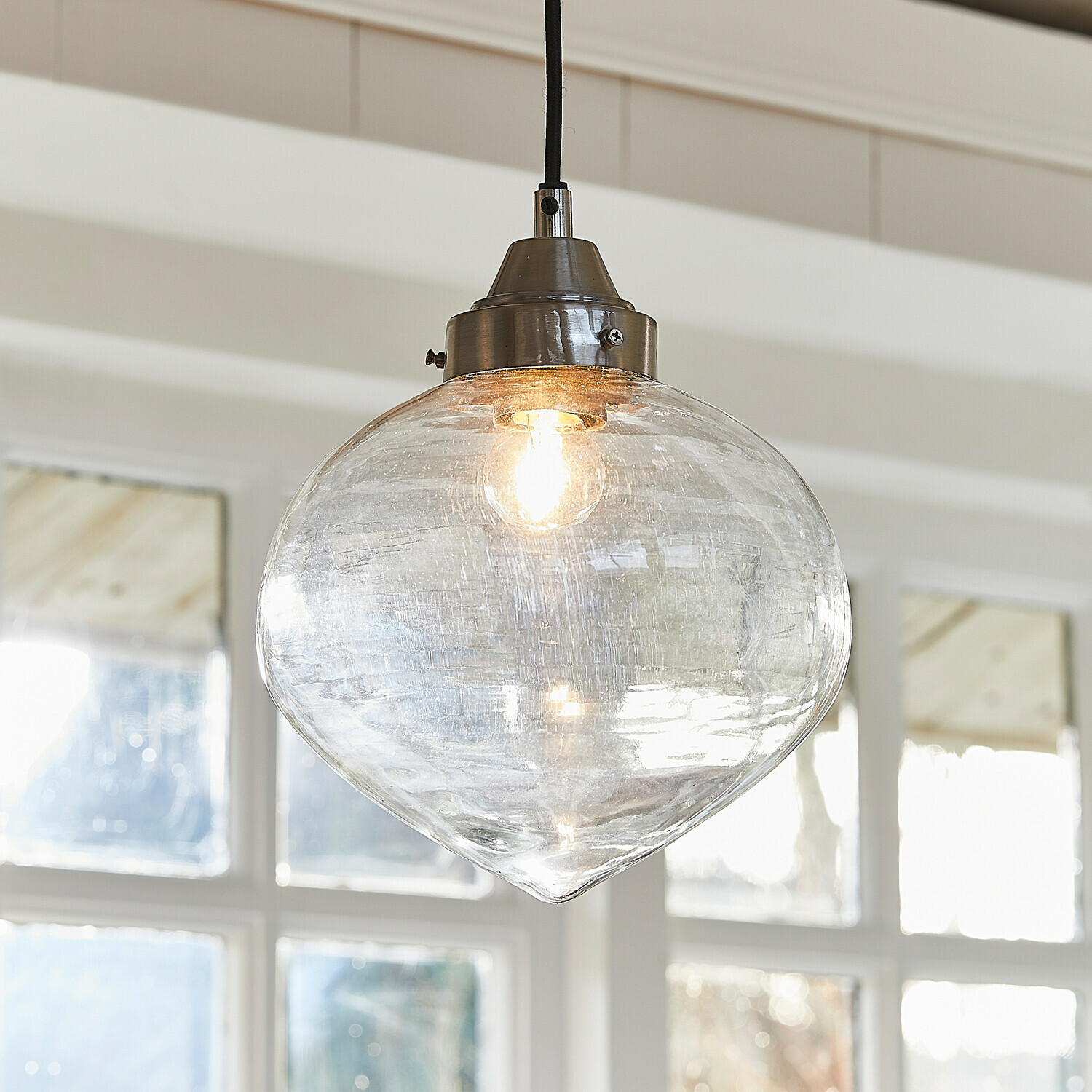 Závěsná skleněná lampa s kovovým stříbrným držákem, moderní osvětlení do obývacího pokoje