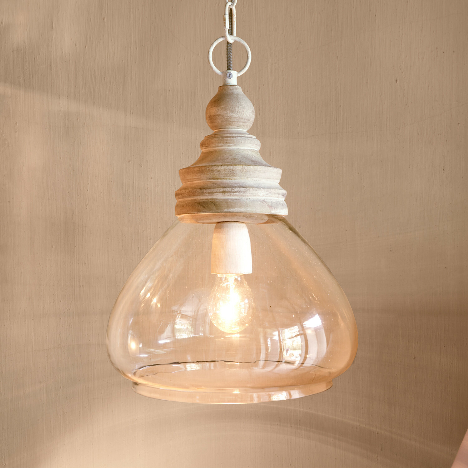 Závěsná lampa Pallu, Se soustruženým dřevěným závěsem v hnědá/čirá