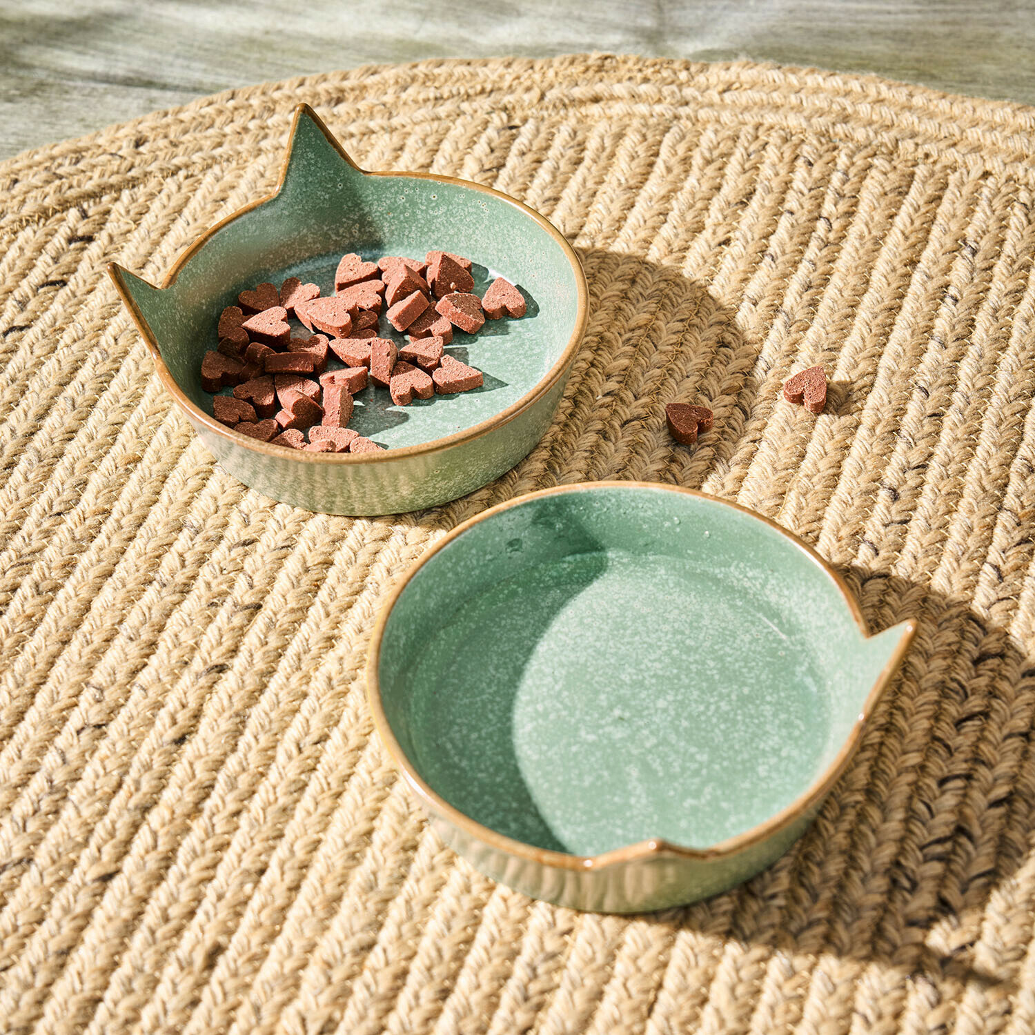 Zelená keramická miska s kočičími ušima na pleteném koberci, miska s krmivem ve tvaru srdce