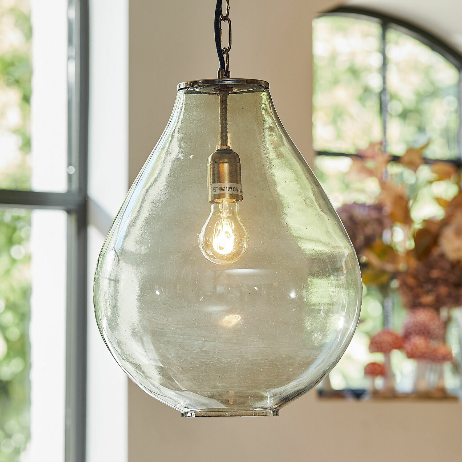 Závěsná lampa Deloire Závěsná skleněná lampa ve tvaru kapky s kovovým držákem, moderní osvětlení do obýváku