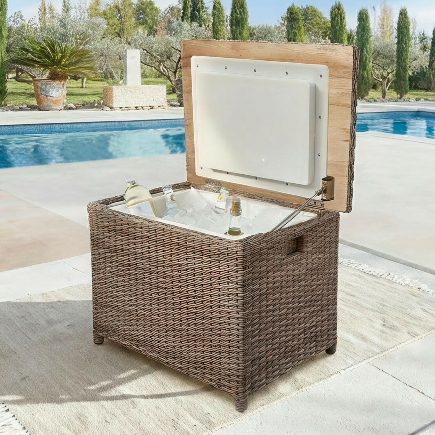 Hnědý ratanový chladicí box s víkem, plný ledu a lahví, ideální na nápoje u bazénu