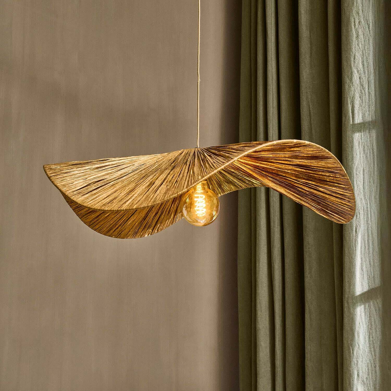 Závěsná lampa ve tvaru listu z přírodního materiálu, zlatá barva, dekorativní stropní svítidlo
