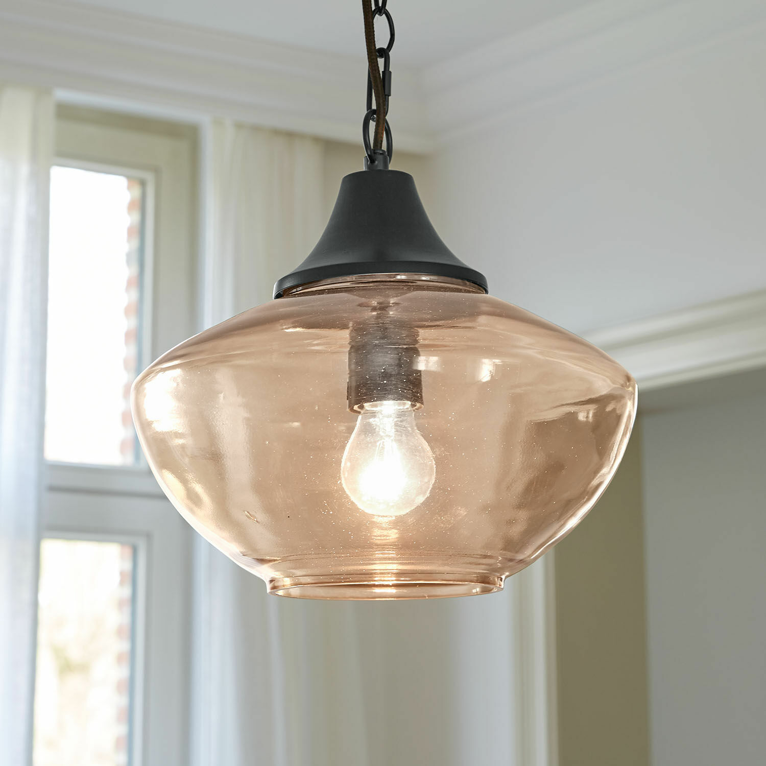 Závěsná lampa Nerilane Závěsná lampa z jantarového skla s černým kovovým držákem pro moderní interiér