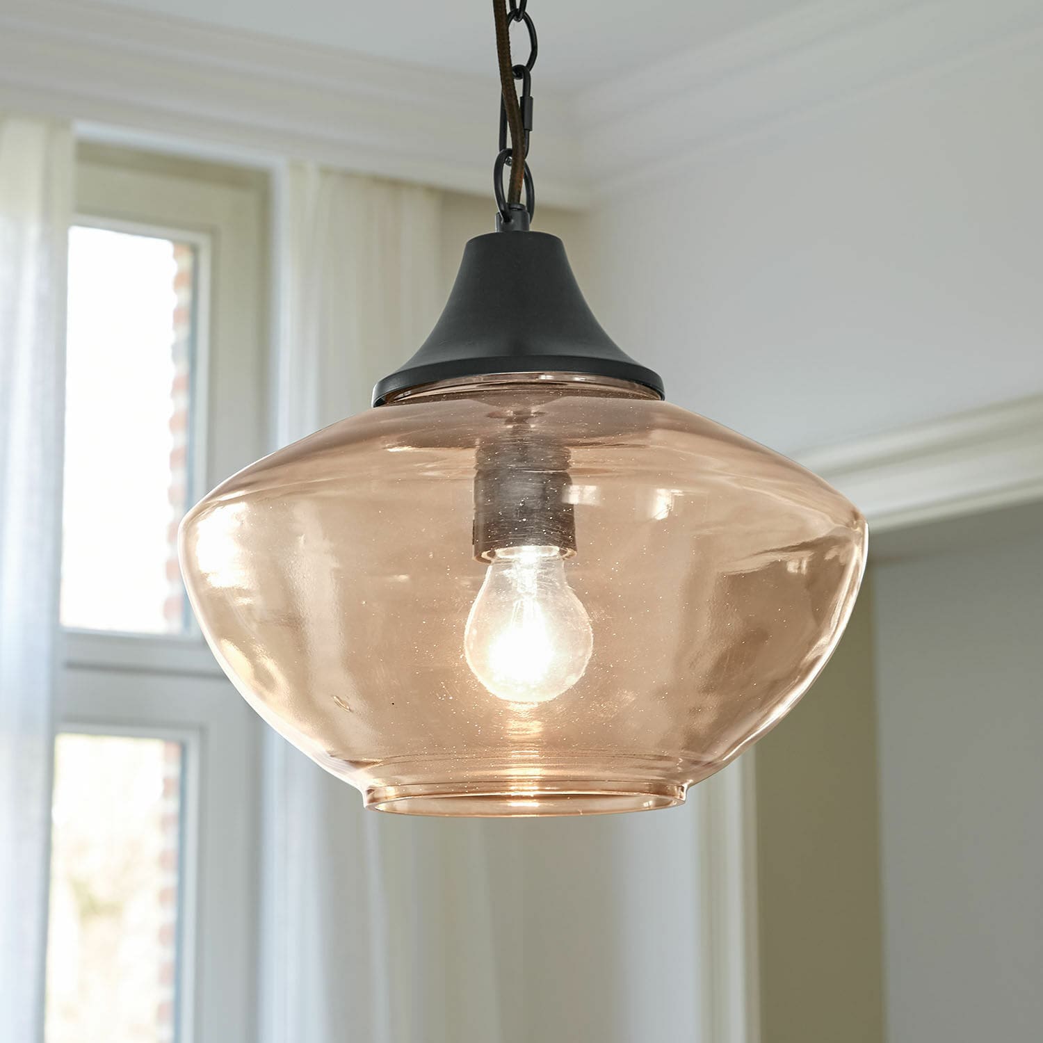 Závěsná lampa Nerilane Závěsná lampa z jantarového skla s černým kovovým držákem pro moderní interiér