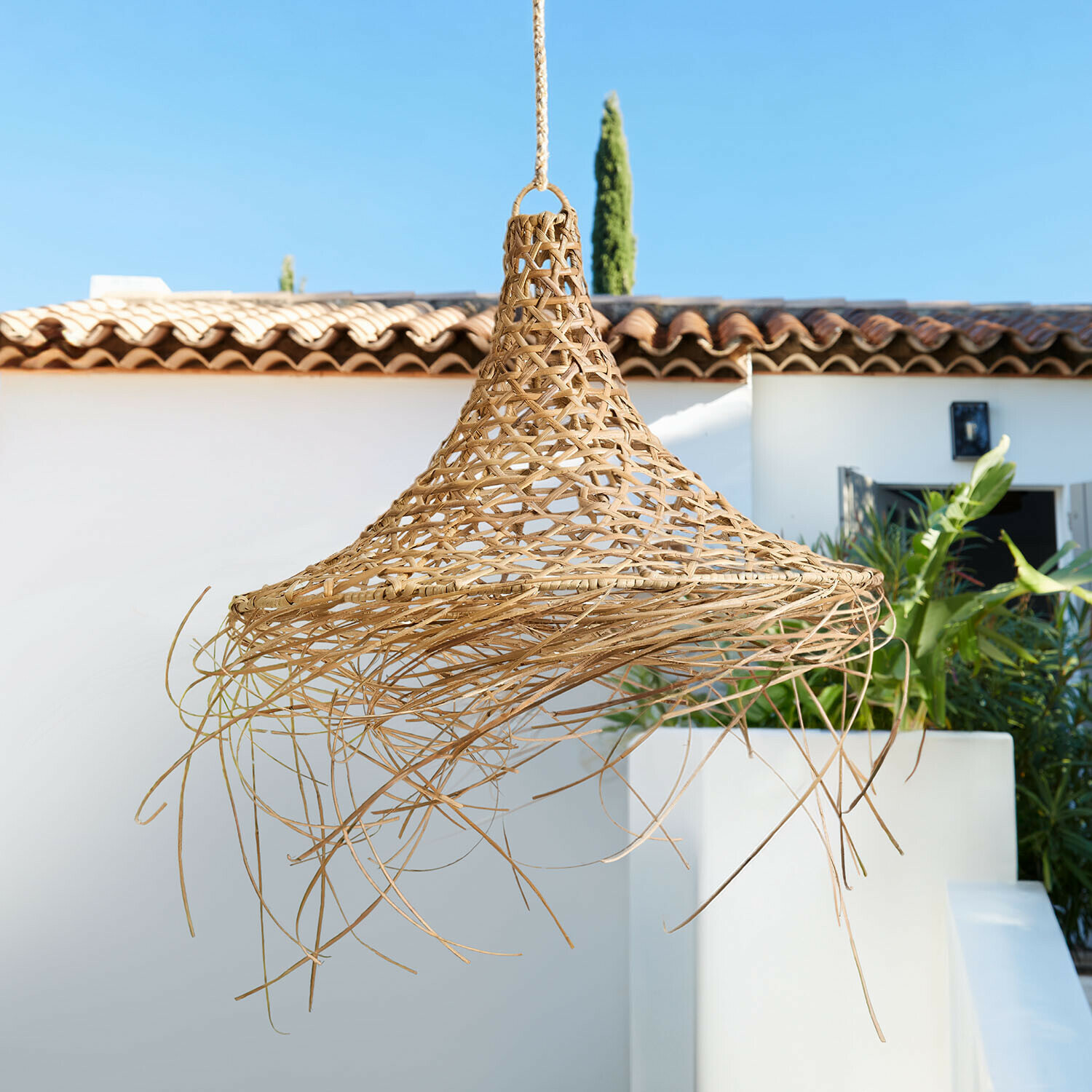Závěsná lampa z přírodního ratanového pletení vhodná pro interiérové i venkovní dekorace