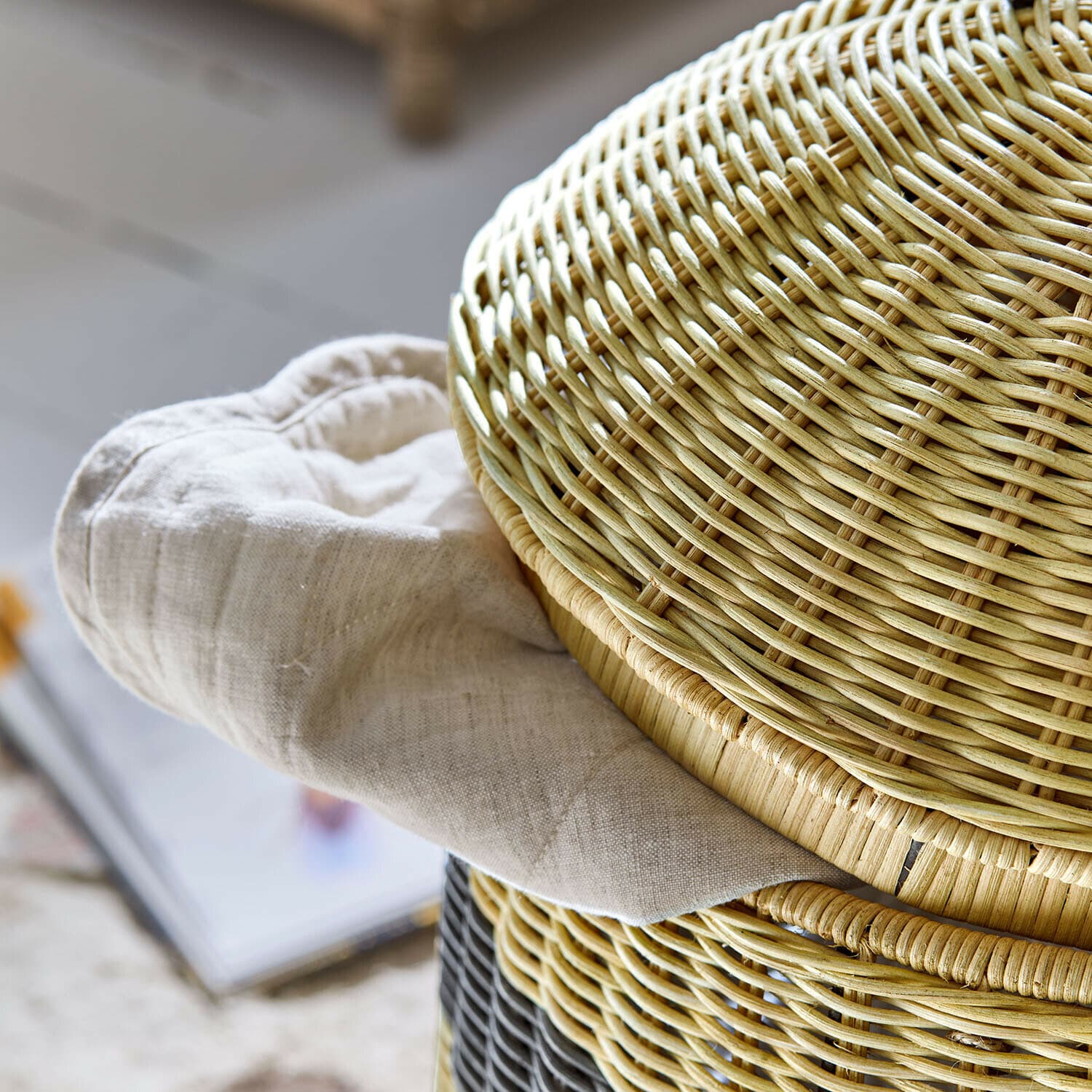 Košík ve tvaru čmeláka Fluttery