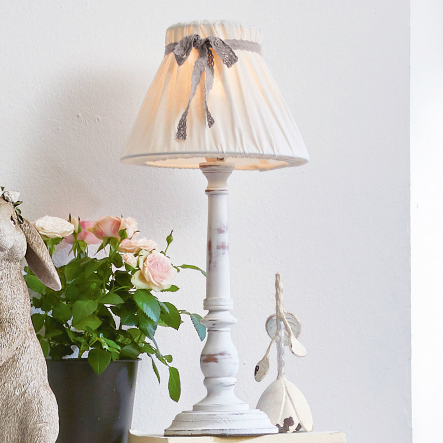 Stolní lampa Valentin Bílá stolní lampa s látkovým stínidlem a ozdobnou mašlí, vintage styl do obývacího pokoje