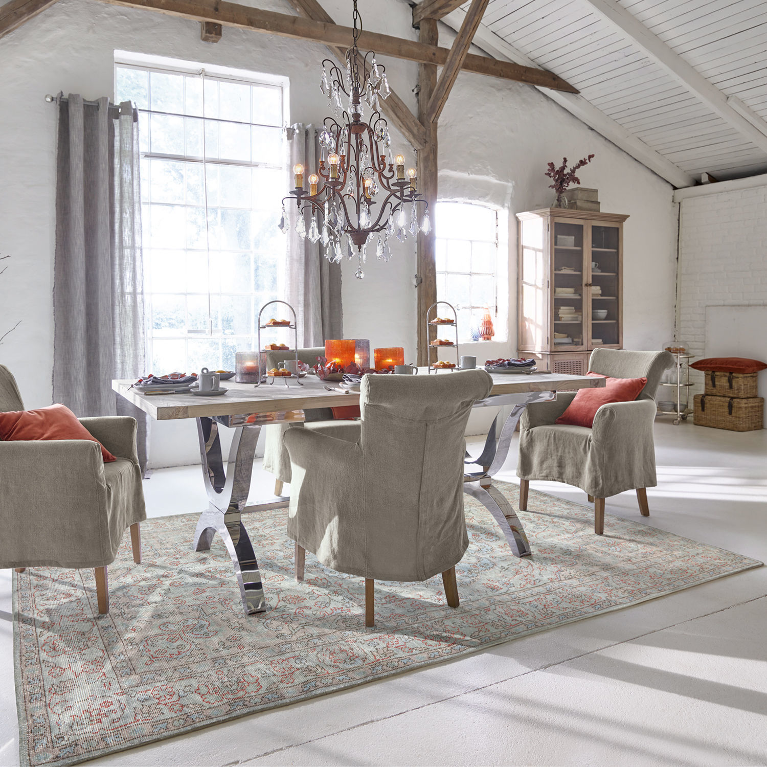 Světlý koberec s orientálním vzorem v jídelně se šedými židlemi a dřevěným stolem