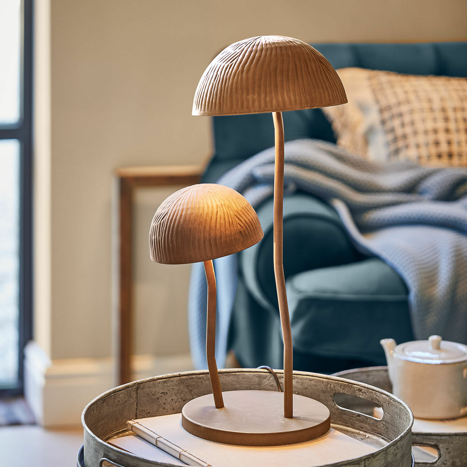 Stolní lampa Harvelle Stolní lampa z měděného kovu se dvěma stínidly ve tvaru hub, moderní interiérová dekorace