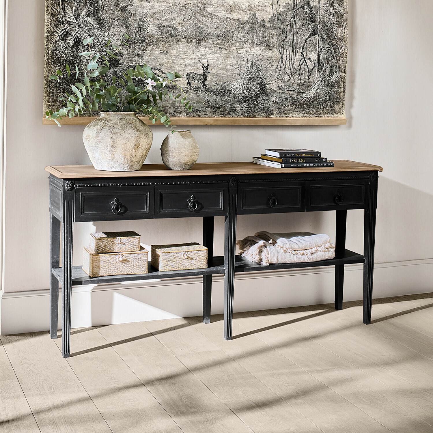 Černá konzolová stůl s dřevěnou deskou, ozdobená vázami a knihami, vintage styl do obýváku