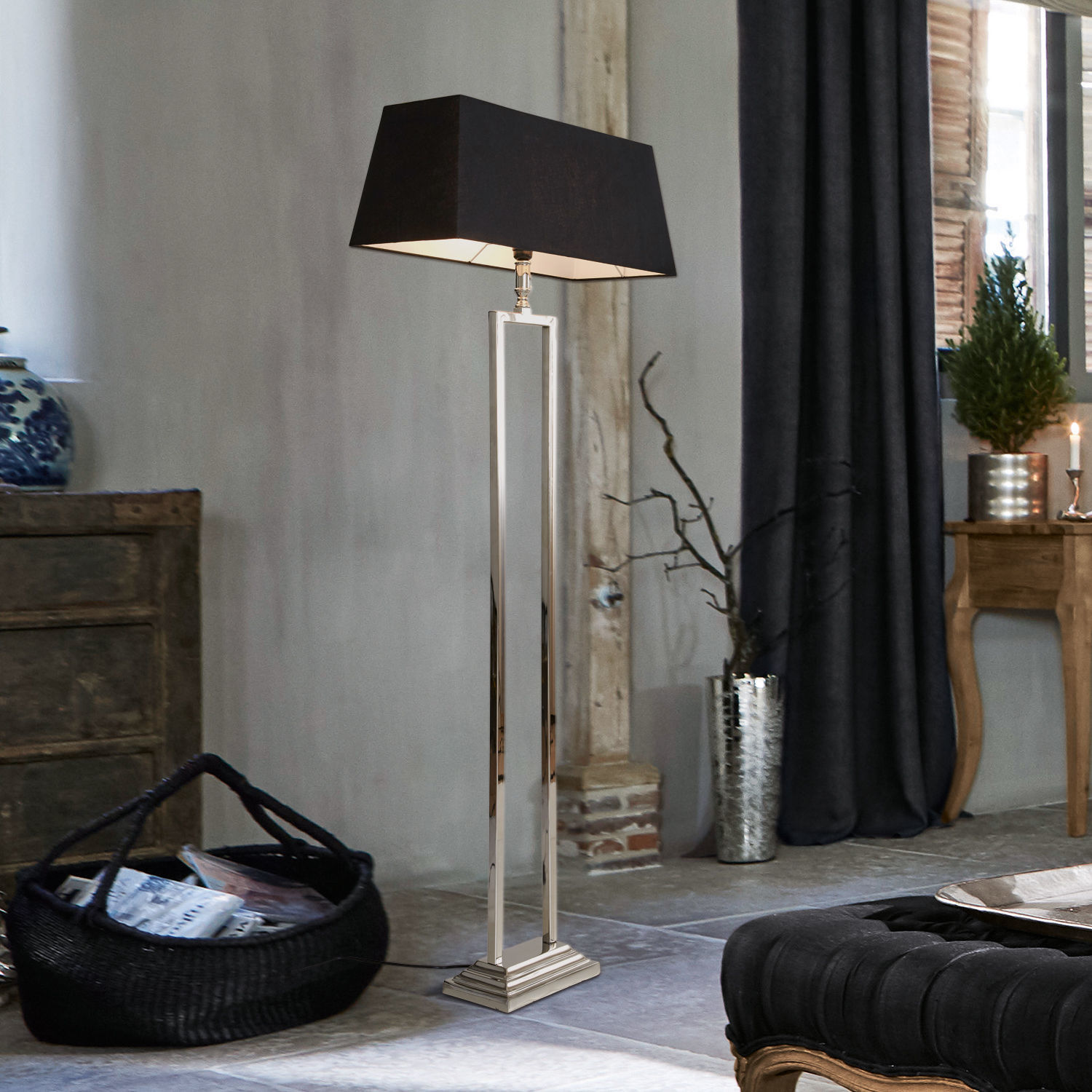 Stojací lampa Barki Moderní stojací lampa ze stříbrného kovu s černým stínidlem do obývacího pokoje