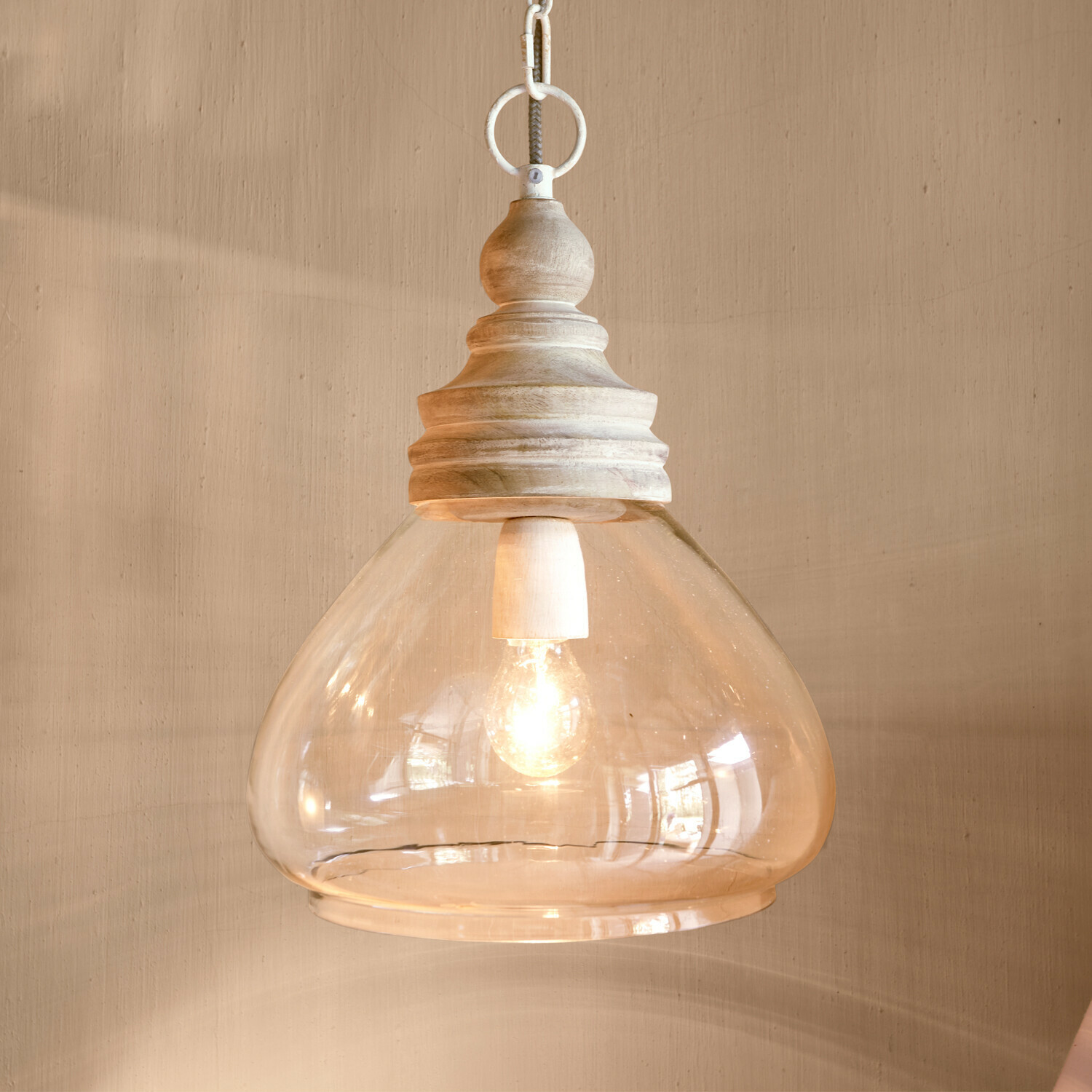 Závěsná lampa Pallu Závěsné svítidlo s průhledným skleněným stínidlem a dřevěným vrškem v přírodní barvě